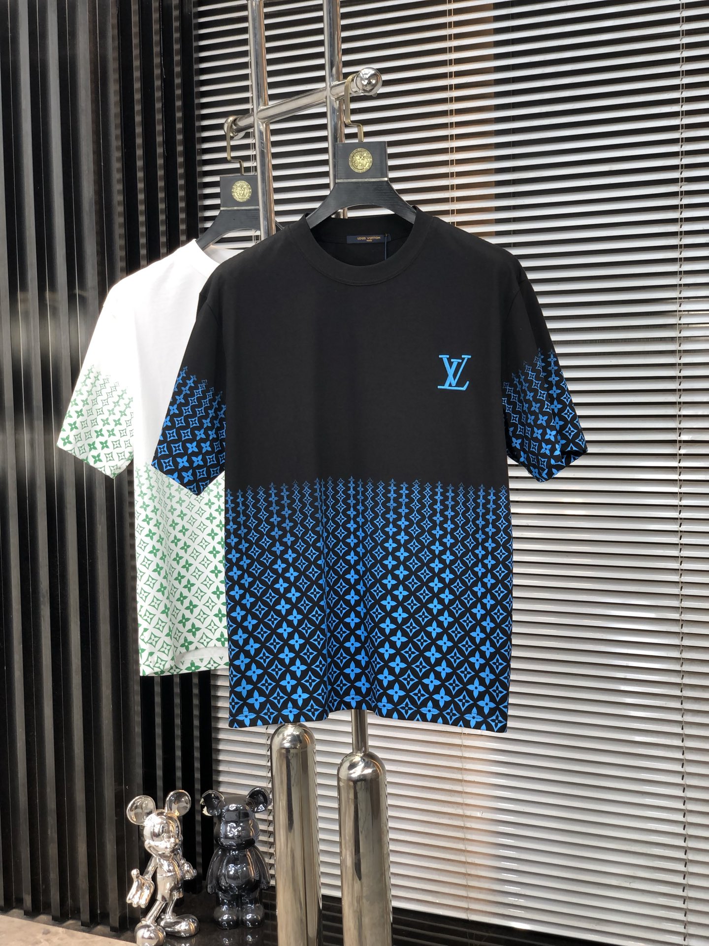 NO:147956,.Lv.2025 spring and summer new style letter logo round neck short-sleeved T-shirt, spring and summer casual outfit is essential, original pure cotton fabric. It is completely reflected in the high-end aesthetic workmanship, and the workmanship is more exquisite and atmospheric, with a strong three-dimensional feeling, which is very stunning, the fabric is soft and skin-friendly, and the upper body is a bit lazy and high-end feel. This washing T-t is definitely the absolute basic style of this year. The same style of men and women makes the feeling of luxury and high order. S-xxL.s wear 175/130,,louis vuitton, T-shirt,tees, t-shirt,alexander wang19860909.Lv.2025春夏新款 字母logo圆领短袖t恤,春夏休闲穿搭必不可少,原版纯棉面料.完完全全体现在高级审美的做工上,做工更是精致大气,z立体感超强,非常惊艳,面料柔软亲肤,上身一丝丝慵懒又高级的feel,这款水洗t绝对是今年绝对的基础款之王,男女同款搭配穿出奢侈品高订的感觉.码数S-xxL.s穿175/130,,louis vuitton,T-shirt,tees，t-shirt,alexander wang,Men's clothing