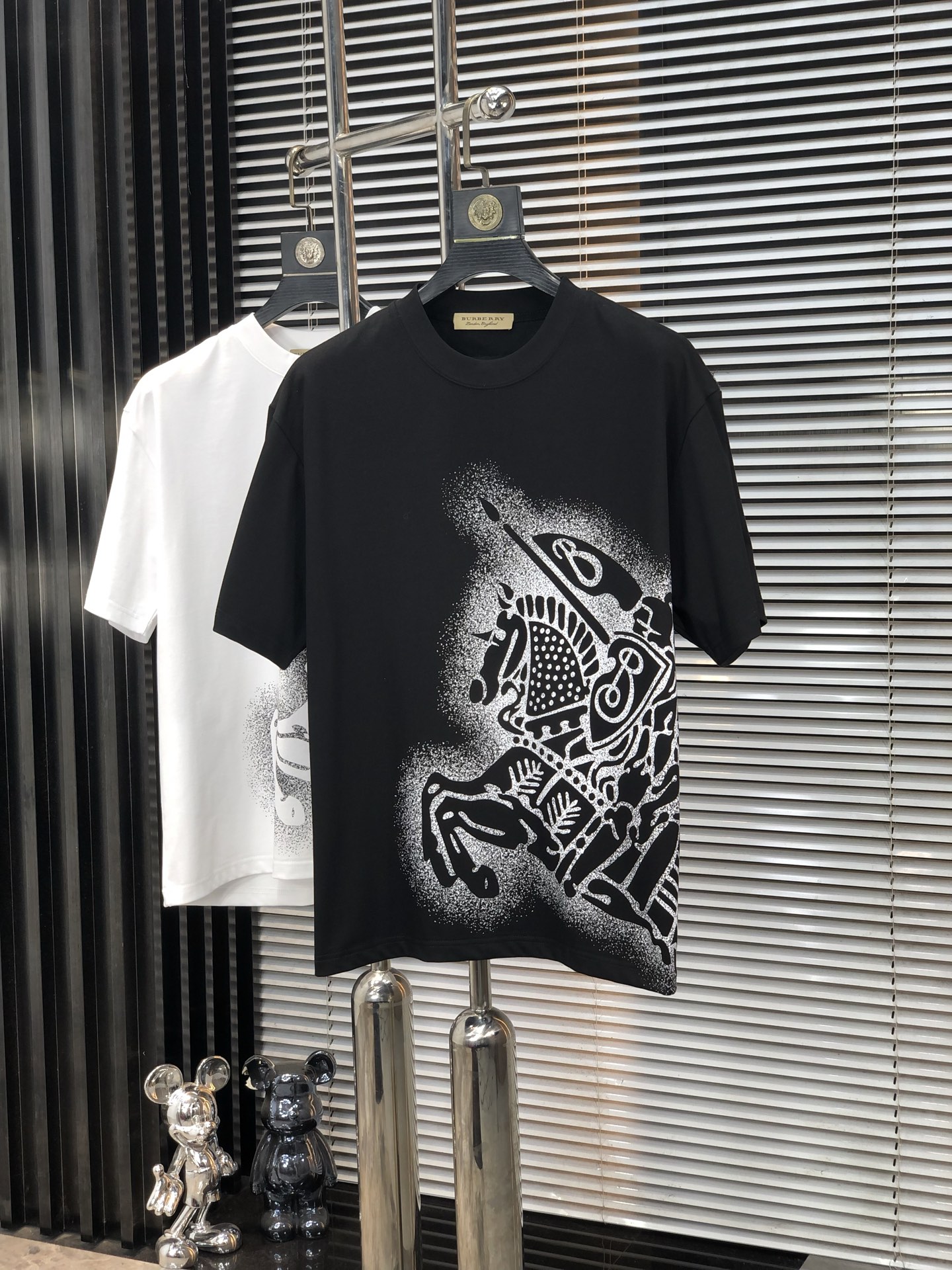 NO:147964,.Burberry. 2025 spring and summer new style letter logo round neck short-sleeved T-shirt, spring and summer casual outfit is essential, original pure cotton fabric. It is completely reflected in the high-end aesthetic workmanship, and the workmanship is more exquisite and atmospheric, with a strong three-dimensional feeling, which is very stunning, the fabric is soft and skin-friendly, and the upper body is a bit lazy and high-end feel. This washing T-T-T-T-T-T-T-T-T-T-T-T-T-T-T-T-T-T-T-T-T-T-T-T-T-T-T-T-T-T-T-T-T-T-T-T-T-T-T-T-T-T-T-T-T-T-T-T-T-T-T-T-T-T-T-T-T-T-T-T-T-T-T-T-T-T-T-T-T-T-T-T-T-T-T-T-T-T-T-T-T-T-T-T-T-T-T-T-T-T-T-T-T-T-T-T-T-T-T-T-T-T-T-T-T-T-T-T-T-T-T-T-T-T-T-T-T-T-T-T-T-T-T-T-T-T-T-T-T-T-T-T-T-T-T-T-T-T-T-T-T-T-T-T-T-T-T-T-T-T-T-T-T-T-T-T-T-T-T-T-T-T-T-T-T-T-T-T-T-T-T-T-T-T-T-T-T-T-T-T-T-T-T-T-T-T-T-T-T-T-T-T-T-T-T-T-T-T19860909.巴宝莉.2025春夏新款 字母logo圆领短袖t恤,春夏休闲穿搭必不可少,原版纯棉面料.完完全全体现在高级审美的做工上,做工更是精致大气,z立体感超强,非常惊艳,面料柔软亲肤,上身一丝丝慵懒又高级的feel,这款水洗t绝对是今年绝对的基础款之王,男女同款搭配穿出奢侈品高订的感觉.码数S-xxL.s穿175/130,,burberry,T-shirt,tees，t-shirt,alexander wang,Men's clothing