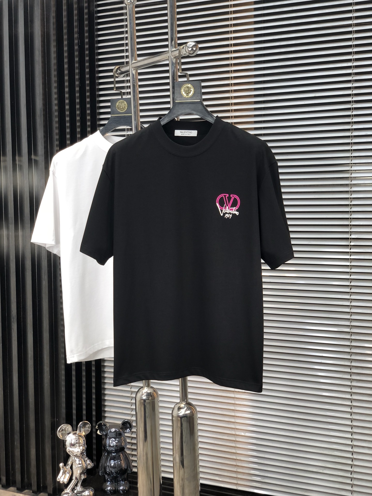 NO:147972,.Valentino. 2025 spring and summer new style letter logo round neck short-sleeved T-shirt, spring and summer casual outfit is essential, original pure cotton fabric. It is completely reflected in the high-end aesthetic workmanship, and the workmanship is more exquisite and atmospheric, with a strong three-dimensional feeling, which is very stunning, the fabric is soft and skin-friendly, and the upper body is a bit lazy and high-end feel. This wash T-T-T-T-T-T-T-T-T-T-T-T-T-T-T-T-T-T-T-T-T-T-T-T-T-T-T-T-T-T-T-T-T-T-T-T-T-T-T-T-T-T-T-T-T-T-T-T-T-T-T-T-T-T-T-T-T-T-T-T-T-T-T-T-T-T-T-T-T-T-T-T-T-T-T-T-T-T-T-T-T-T-T-T-T-T-T-T-T-T-T-T-T-T-T-T-T-T-T-T-T-T-T-T-T-T-T-T-T-T-T-T-T-T-T-T-T-T-T-T-T-T-T-T-T-T-T-T-T-T-T-T-T-T-T-T-T-T-T-T-T-T-T-T-T-T-T-T-T-T-T-T-T-T-T-T-T-T-T-T-T-T-T-T-T-T-T-T-T-T-T-T-T-T-T-T-T-T-T-T-T-T-T-T-T-T-T-T-T-T-T-T-T-T-T-T-T-19860909.华伦天奴.2025春夏新款 字母logo圆领短袖t恤,春夏休闲穿搭必不可少,原版纯棉面料.完完全全体现在高级审美的做工上,做工更是精致大气,z立体感超强,非常惊艳,面料柔软亲肤,上身一丝丝慵懒又高级的feel,这款水洗t绝对是今年绝对的基础款之王,男女同款搭配穿出奢侈品高订的感觉.码数S-xxL.s穿175/130,,valentino,T-shirt,tees，t-shirt,alexander wang,Men's clothing