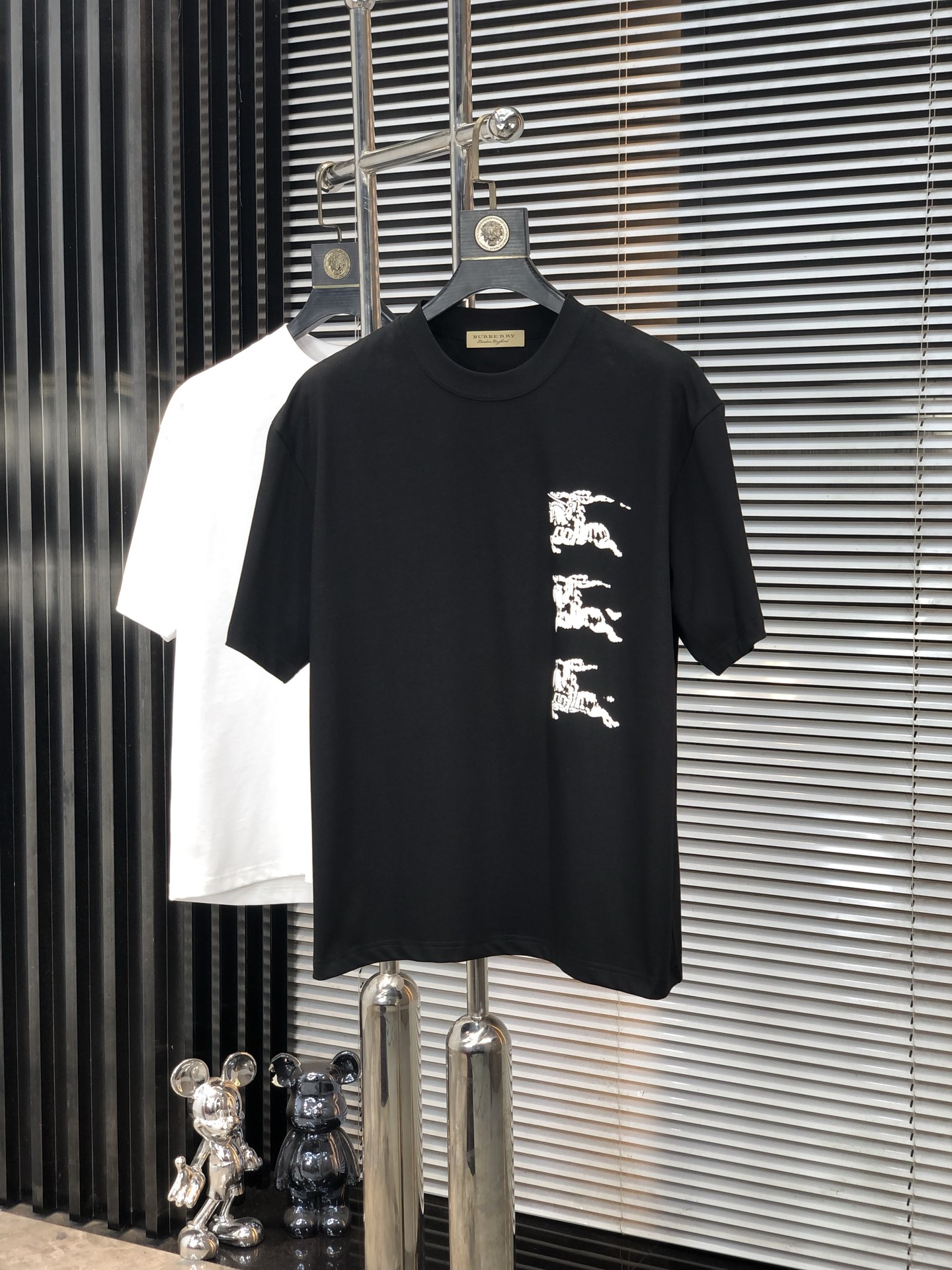 NO:147980,.Burberry. 2025 spring and summer new style letter logo round neck short-sleeved T-shirt, spring and summer casual outfit is essential, original pure cotton fabric. It is completely reflected in the high-end aesthetic workmanship, and the workmanship is more exquisite and atmospheric, with a strong three-dimensional feeling, which is very stunning, the fabric is soft and skin-friendly, and the upper body is a bit lazy and high-end feel. This washing T-T-T-T-T-T-T-T-T-T-T-T-T-T-T-T-T-T-T-T-T-T-T-T-T-T-T-T-T-T-T-T-T-T-T-T-T-T-T-T-T-T-T-T-T-T-T-T-T-T-T-T-T-T-T-T-T-T-T-T-T-T-T-T-T-T-T-T-T-T-T-T-T-T-T-T-T-T-T-T-T-T-T-T-T-T-T-T-T-T-T-T-T-T-T-T-T-T-T-T-T-T-T-T-T-T-T-T-T-T-T-T-T-T-T-T-T-T-T-T-T-T-T-T-T-T-T-T-T-T-T-T-T-T-T-T-T-T-T-T-T-T-T-T-T-T-T-T-T-T-T-T-T-T-T-T-T-T-T-T-T-T-T-T-T-T-T-T-T-T-T-T-T-T-T-T-T-T-T-T-T-T-T-T-T-T-T-T-T-T-T-T-T-T-T-T-T-T19860909.巴宝莉.2025春夏新款 字母logo圆领短袖t恤,春夏休闲穿搭必不可少,原版纯棉面料.完完全全体现在高级审美的做工上,做工更是精致大气,z立体感超强,非常惊艳,面料柔软亲肤,上身一丝丝慵懒又高级的feel,这款水洗t绝对是今年绝对的基础款之王,男女同款搭配穿出奢侈品高订的感觉.码数S-xxL.s穿175/130,,burberry,T-shirt,tees，t-shirt,alexander wang,Men's clothing