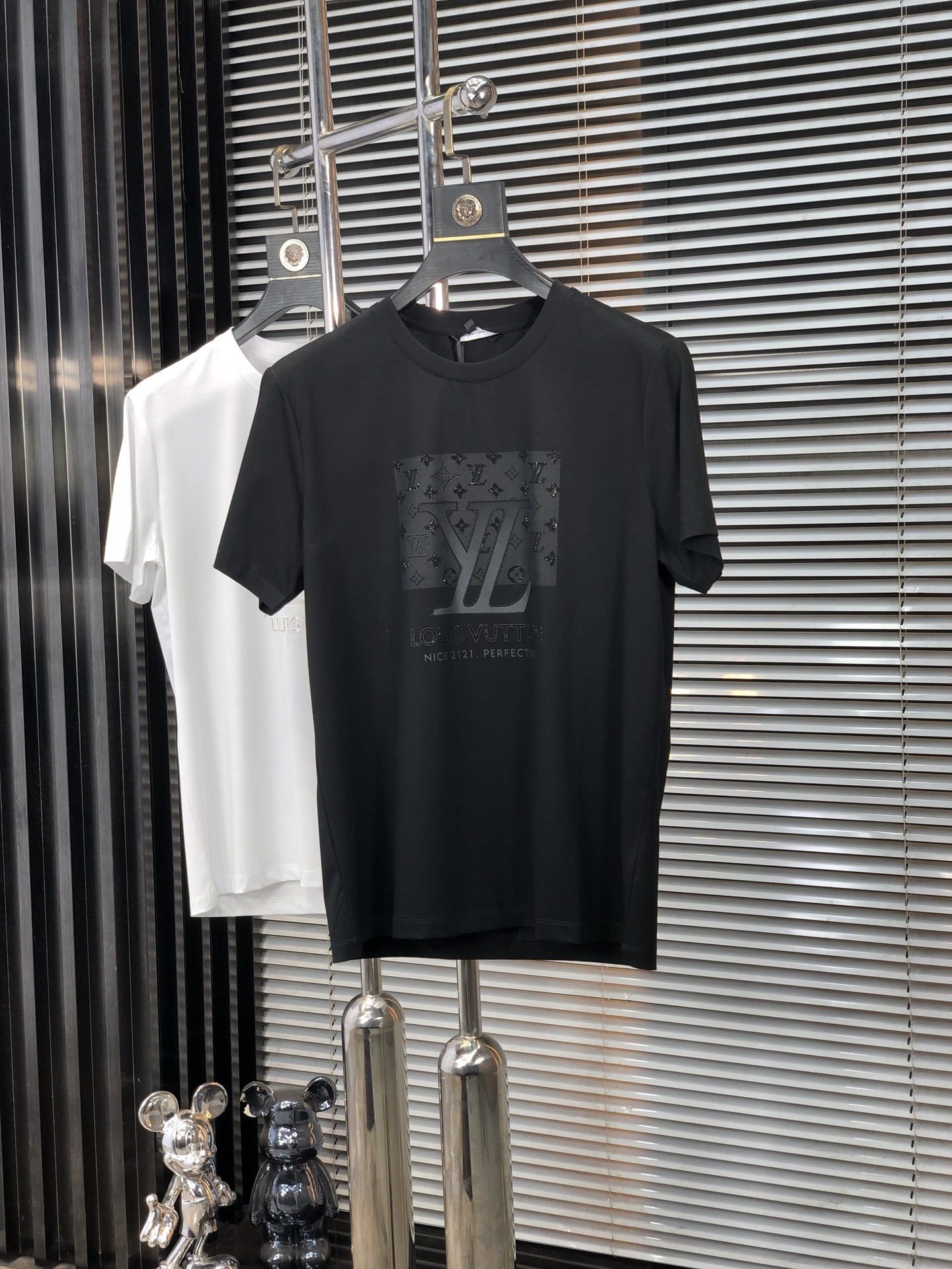 NO:147988,.LV.2025 spring and summer new product fashionable round neck short sleeve high-end custom versatile style!  More practical and easy for anyone to control. Made with double mercerized fabric, luxurious and classic brand logo design, G is very high-end and must-have if you understand the goods!  The style and tailoring are slim styles, which are very exquisite, showing aura and highlighting the exquisiteness of business men. This is the unique feature, the right slim fit, and the upper body effect is very good!  Size M-4XL m wear 175/120 catties.,,louis vuitton,T-shirt,alexander wang19860909.LV.2025春夏新品时尚圆领短袖高级定制百搭款式！更有实用感 任何人都可以轻松驾驭 采用双丝光面料制作,奢华经典品牌logo设计,G非常显档次懂货的必须入！版型剪裁属于修身款 非常精致,显气场,又会凸显商务男士的精致,这就是独到之处,恰到好处的修身,上身效果非常赞！ 尺码M-4XL m穿175/120斤.,,louis vuitton,T-shirt,alexander wang,Men's clothing