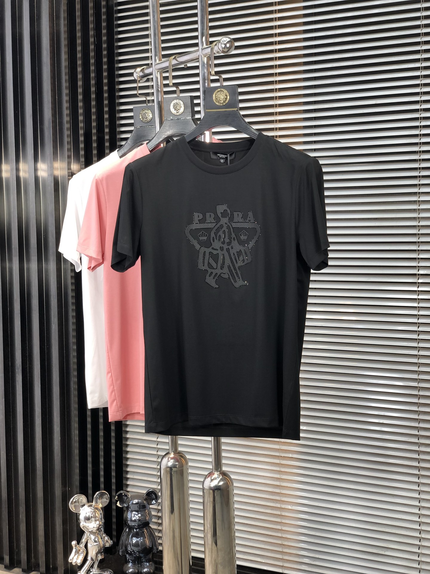 NO:147918,.Prada. 2025 spring and summer new product, fashionable round neck short sleeve high-end custom versatile style!  More practical and easy for anyone to control. Made with double mercerized fabric, luxurious and classic brand logo design, G is very high-end and must-have if you understand the goods!  The style and tailoring are slim styles, which are very exquisite, showing aura and highlighting the exquisiteness of business men. This is the unique feature, the right slim fit, and the upper body effect is very good!  Size M-4XL m wear 175/120 catties.,,prada,T-shirt,alexander wang19860909.普拉达.2025春夏新品时尚圆领短袖高级定制百搭款式！更有实用感 任何人都可以轻松驾驭 采用双丝光面料制作,奢华经典品牌logo设计,G非常显档次懂货的必须入！版型剪裁属于修身款 非常精致,显气场,又会凸显商务男士的精致,这就是独到之处,恰到好处的修身,上身效果非常赞！ 尺码M-4XL m穿175/120斤.,,prada,T-shirt,alexander wang,Men's clothing