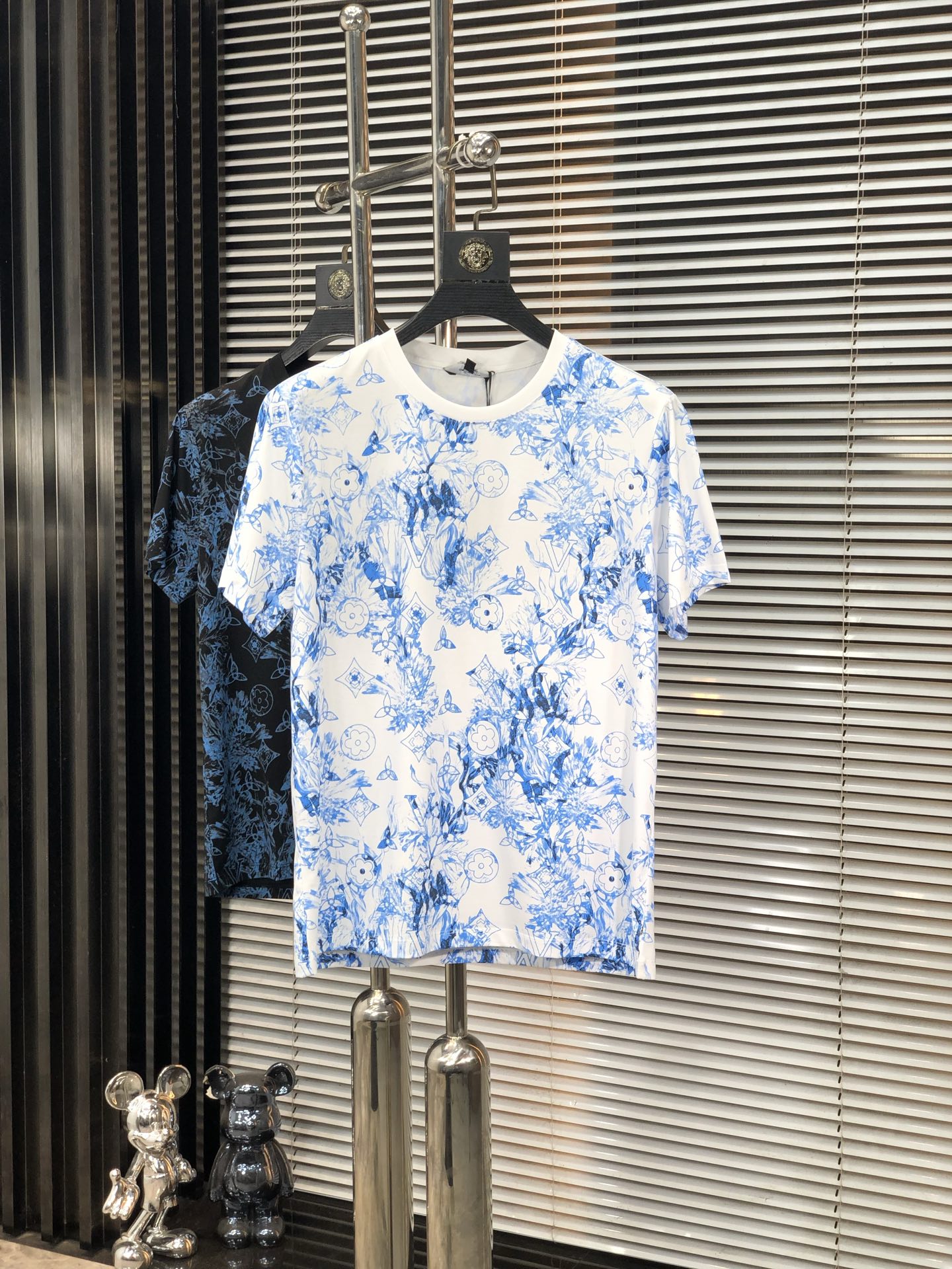 NO:147927,.Lv.2025 spring and summer new product fashionable round neck short sleeve high-end custom versatile style!  More practical and easy for anyone to control. Made with double mercerized fabric, luxurious and classic brand logo design, G is very high-end and must-have if you understand the goods!  The style and tailoring are slim styles, which are very exquisite, showing aura and highlighting the exquisiteness of business men. This is the unique feature, the right slim fit, and the upper body effect is very good!  Size M-4XL m wear 175/120 catties.,,louis vuitton,T-shirt,alexander wang19860909.Lv.2025春夏新品时尚圆领短袖高级定制百搭款式！更有实用感 任何人都可以轻松驾驭 采用双丝光面料制作,奢华经典品牌logo设计,G非常显档次懂货的必须入！版型剪裁属于修身款 非常精致,显气场,又会凸显商务男士的精致,这就是独到之处,恰到好处的修身,上身效果非常赞！ 尺码M-4XL m穿175/120斤.,,louis vuitton,T-shirt,alexander wang,Men's clothing