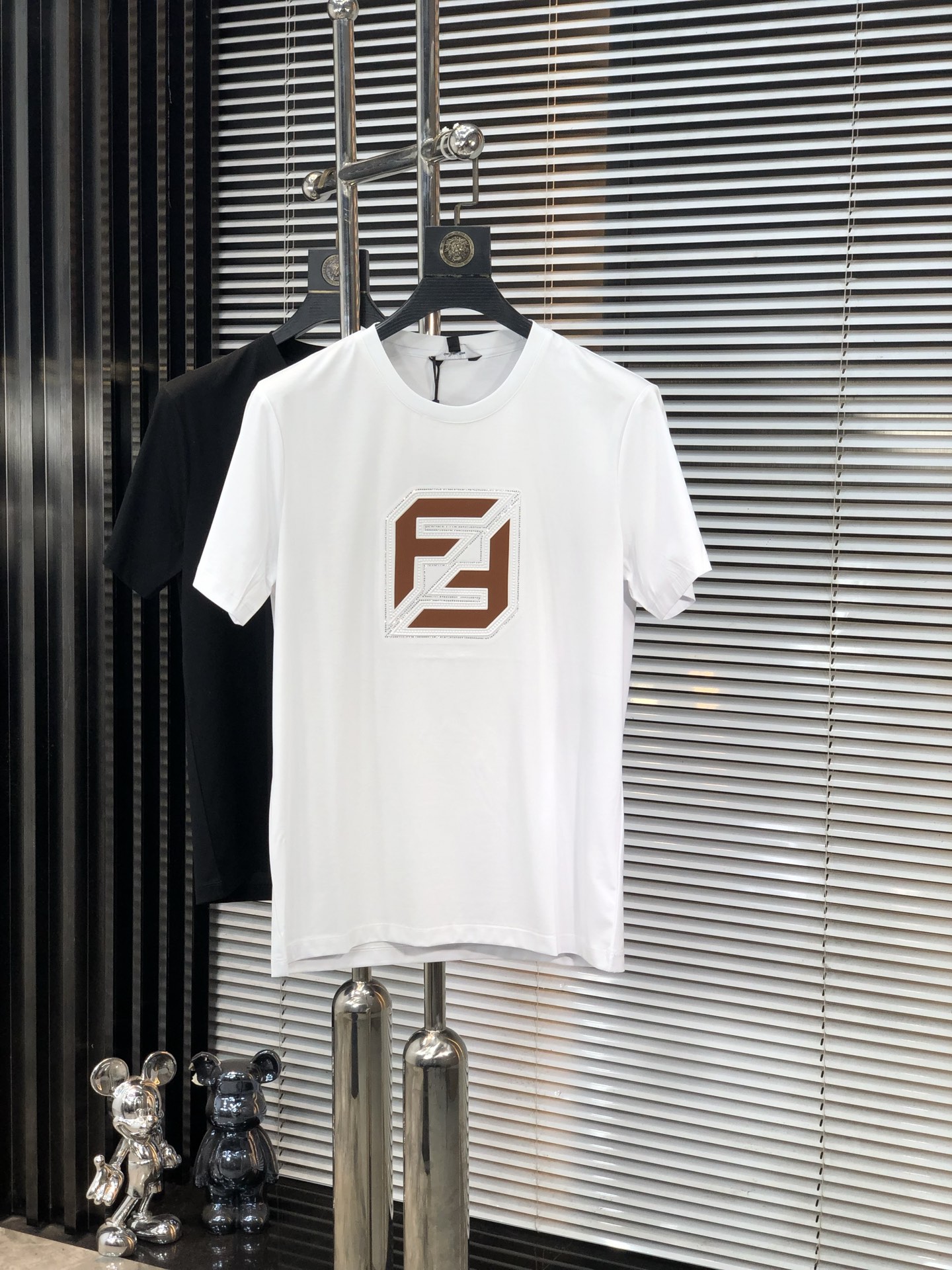 NO:147936,.Jenia. 2025 spring and summer new product fashionable round neck short sleeve high-end custom versatile style!  More practical and easy for anyone to control. Made with double mercerized fabric, luxurious and classic brand logo design, G is very high-end and must-have if you understand the goods!  The style and tailoring are slim styles, which are very exquisite, showing aura and highlighting the exquisiteness of business men. This is the unique feature, the right slim fit, and the upper body effect is very good!  Size M-4XL m wear 175/120 catties.,zegna,T-shirt,alexander wang19860909.杰尼亚.2025春夏新品时尚圆领短袖高级定制百搭款式！更有实用感 任何人都可以轻松驾驭 采用双丝光面料制作,奢华经典品牌logo设计,G非常显档次懂货的必须入！版型剪裁属于修身款 非常精致,显气场,又会凸显商务男士的精致,这就是独到之处,恰到好处的修身,上身效果非常赞！ 尺码M-4XL m穿175/120斤.,,zegna,T-shirt,alexander wang,Men's clothing