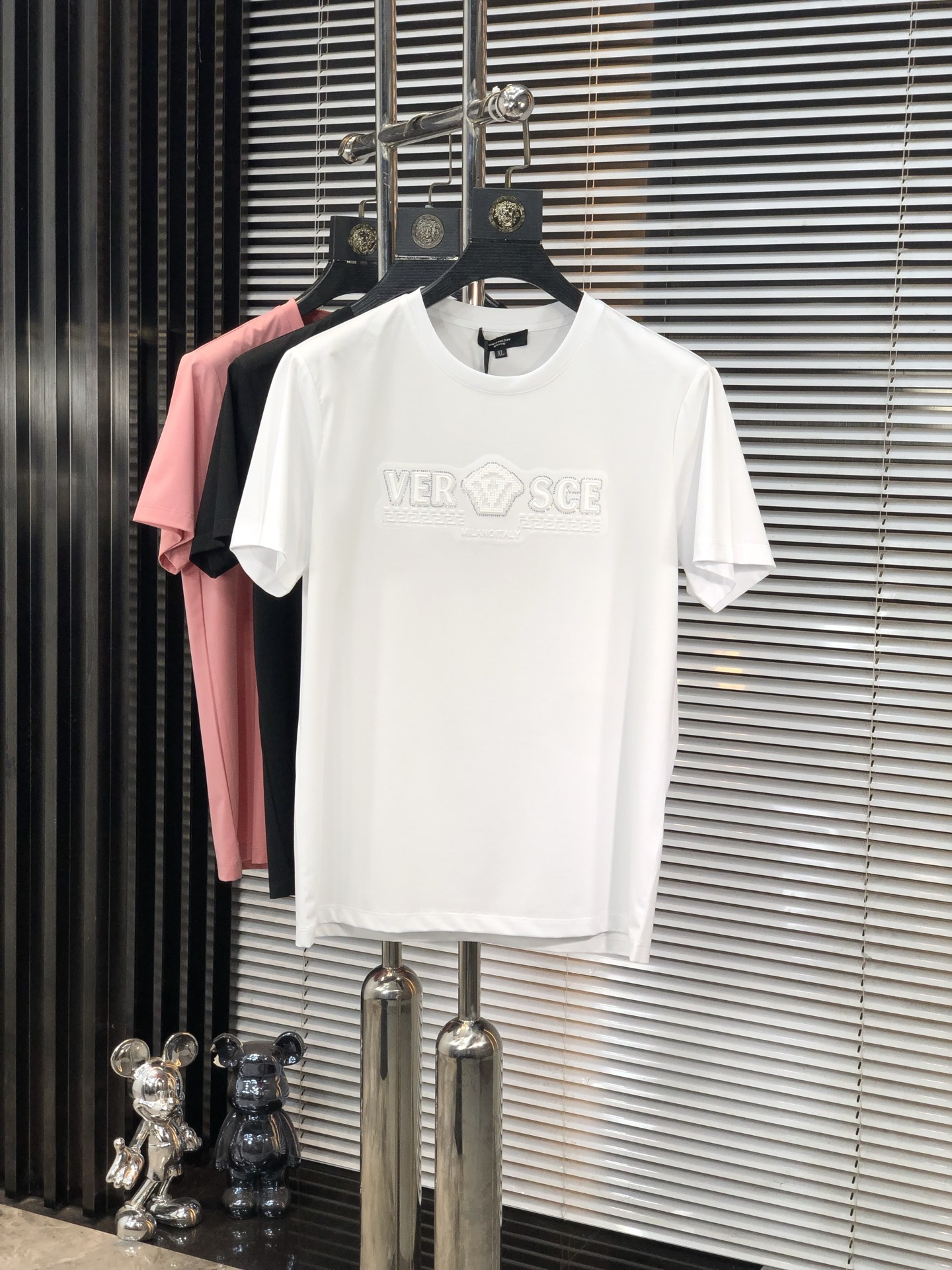 NO:147946,.Versace. 2025 spring and summer new product, fashionable round neck short sleeve high-end custom versatile style!  More practical and easy for anyone to control. Made with double mercerized fabric, luxurious and classic brand logo design, G is very high-end and must-have if you understand the goods!  The style and tailoring are slim styles, which are very exquisite, showing aura and highlighting the exquisiteness of business men. This is the unique feature, the right slim fit, and the upper body effect is very good!  Size M-4XL m wear 175/120 catties., versace, T-shirt, alexander wang19860909.范思哲.2025春夏新品时尚圆领短袖高级定制百搭款式！更有实用感 任何人都可以轻松驾驭 采用双丝光面料制作,奢华经典品牌logo设计,G非常显档次懂货的必须入！版型剪裁属于修身款 非常精致,显气场,又会凸显商务男士的精致,这就是独到之处,恰到好处的修身,上身效果非常赞！ 尺码M-4XL m穿175/120斤.,,versace,T-shirt,alexander wang,Men's clothing