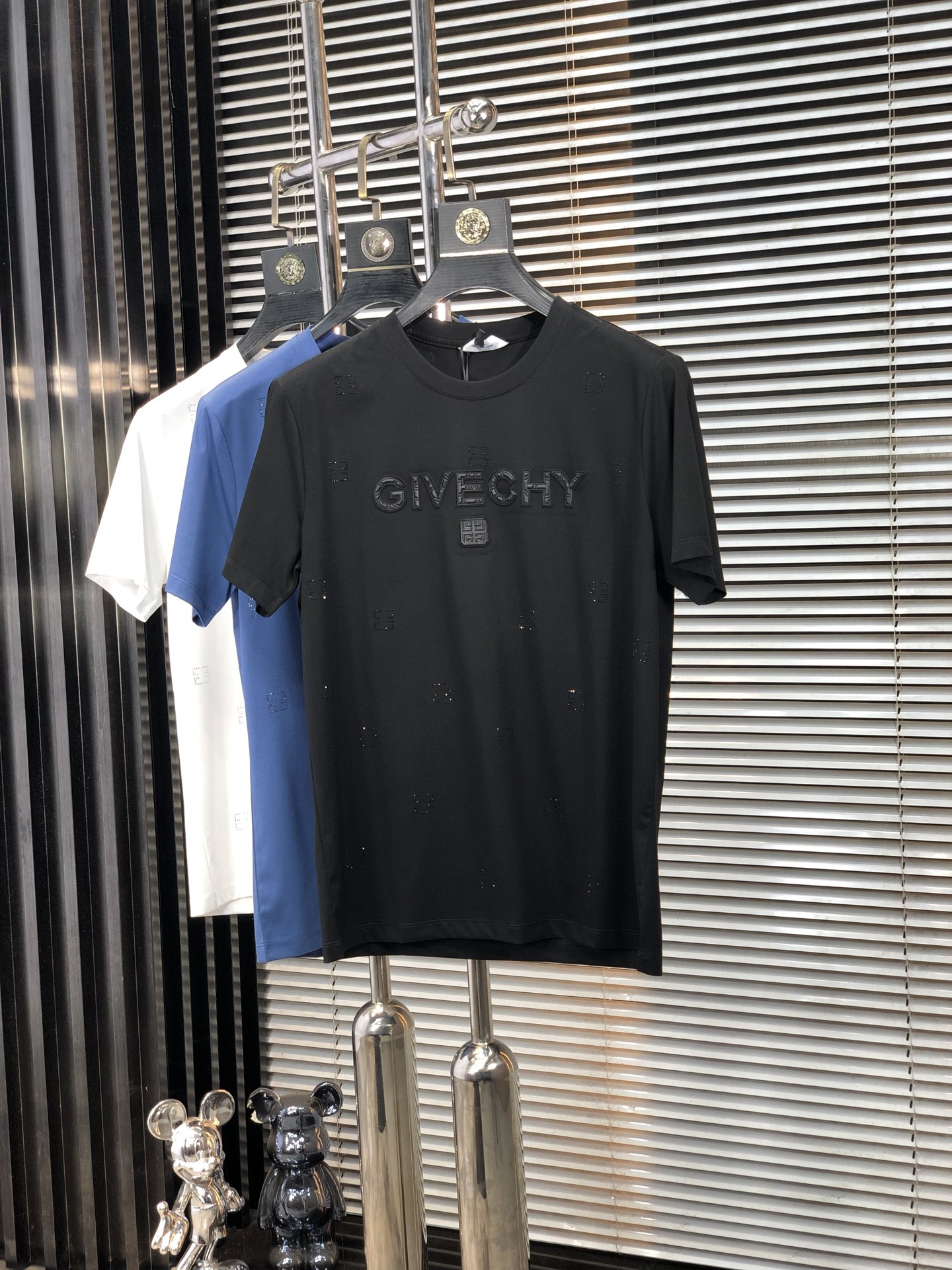 NO:147955,.Givenchy. 2025 spring and summer new product, fashionable round neck short sleeve high-end custom versatile style!  More practical and easy for anyone to control. Made with double mercerized fabric, luxurious and classic brand logo design, G is very high-end and must-have if you understand the goods!  The style and tailoring are slim styles, which are very exquisite, showing aura and highlighting the exquisiteness of business men. This is the unique feature, the right slim fit, and the upper body effect is very good!  Size M-4XL m wear 175/120 catties., givennchy, T-shirt, alexander wang19860909.纪梵希.2025春夏新品时尚圆领短袖高级定制百搭款式！更有实用感 任何人都可以轻松驾驭 采用双丝光面料制作,奢华经典品牌logo设计,G非常显档次懂货的必须入！版型剪裁属于修身款 非常精致,显气场,又会凸显商务男士的精致,这就是独到之处,恰到好处的修身,上身效果非常赞！ 尺码M-4XL m穿175/120斤.,,givenchy,T-shirt,alexander wang,Men's clothing