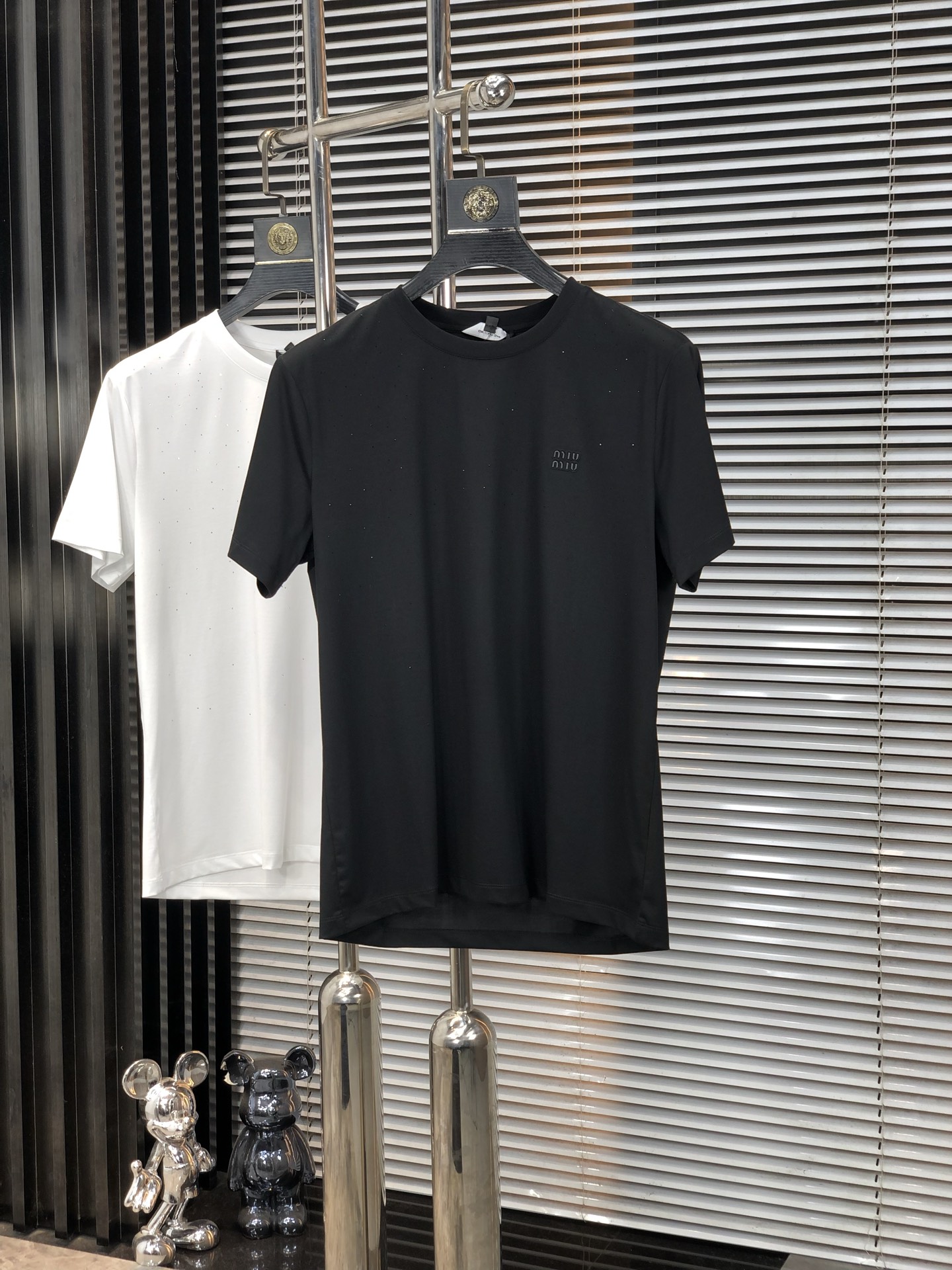 NO:147963,.miumiu.2025 spring and summer new product fashionable round neck short sleeve high-end custom versatile style!  More practical and easy for anyone to control. Made with double mercerized fabric, luxurious and classic brand logo design, G is very high-end and must-have if you understand the goods!  The style and tailoring are slim styles, which are very exquisite, showing aura and highlighting the exquisiteness of business men. This is the unique feature, the right slim fit, and the upper body effect is very good!  Size M-4XL m wear 175/120 catties.,miumiu,T-shirt,alexander wang19860909.miumiu.2025春夏新品时尚圆领短袖高级定制百搭款式！更有实用感 任何人都可以轻松驾驭 采用双丝光面料制作,奢华经典品牌logo设计,G非常显档次懂货的必须入！版型剪裁属于修身款 非常精致,显气场,又会凸显商务男士的精致,这就是独到之处,恰到好处的修身,上身效果非常赞！ 尺码M-4XL m穿175/120斤.,,miumiu,T-shirt,alexander wang,Men's clothing