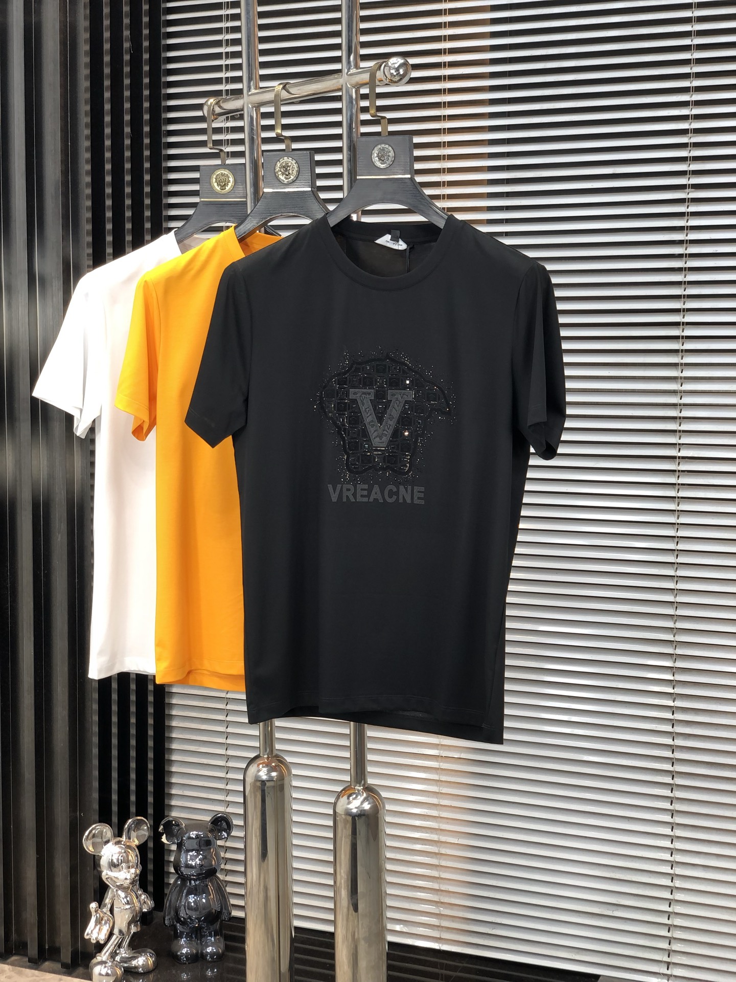 NO:147971,.Versace. 2025 spring and summer new product, fashionable round neck short sleeve high-end custom versatile style!  More practical and easy for anyone to control. Made with double mercerized fabric, luxurious and classic brand logo design, G is very high-end and must-have if you understand the goods!  The style and tailoring are slim styles, which are very exquisite, showing aura and highlighting the exquisiteness of business men. This is the unique feature, the right slim fit, and the upper body effect is very good!  Size M-4XL m wear 175/120 catties., versace, T-shirt, alexander wang19860909.范思哲.2025春夏新品时尚圆领短袖高级定制百搭款式！更有实用感 任何人都可以轻松驾驭 采用双丝光面料制作,奢华经典品牌logo设计,G非常显档次懂货的必须入！版型剪裁属于修身款 非常精致,显气场,又会凸显商务男士的精致,这就是独到之处,恰到好处的修身,上身效果非常赞！ 尺码M-4XL m穿175/120斤.,,versace,T-shirt,alexander wang,Men's clothing