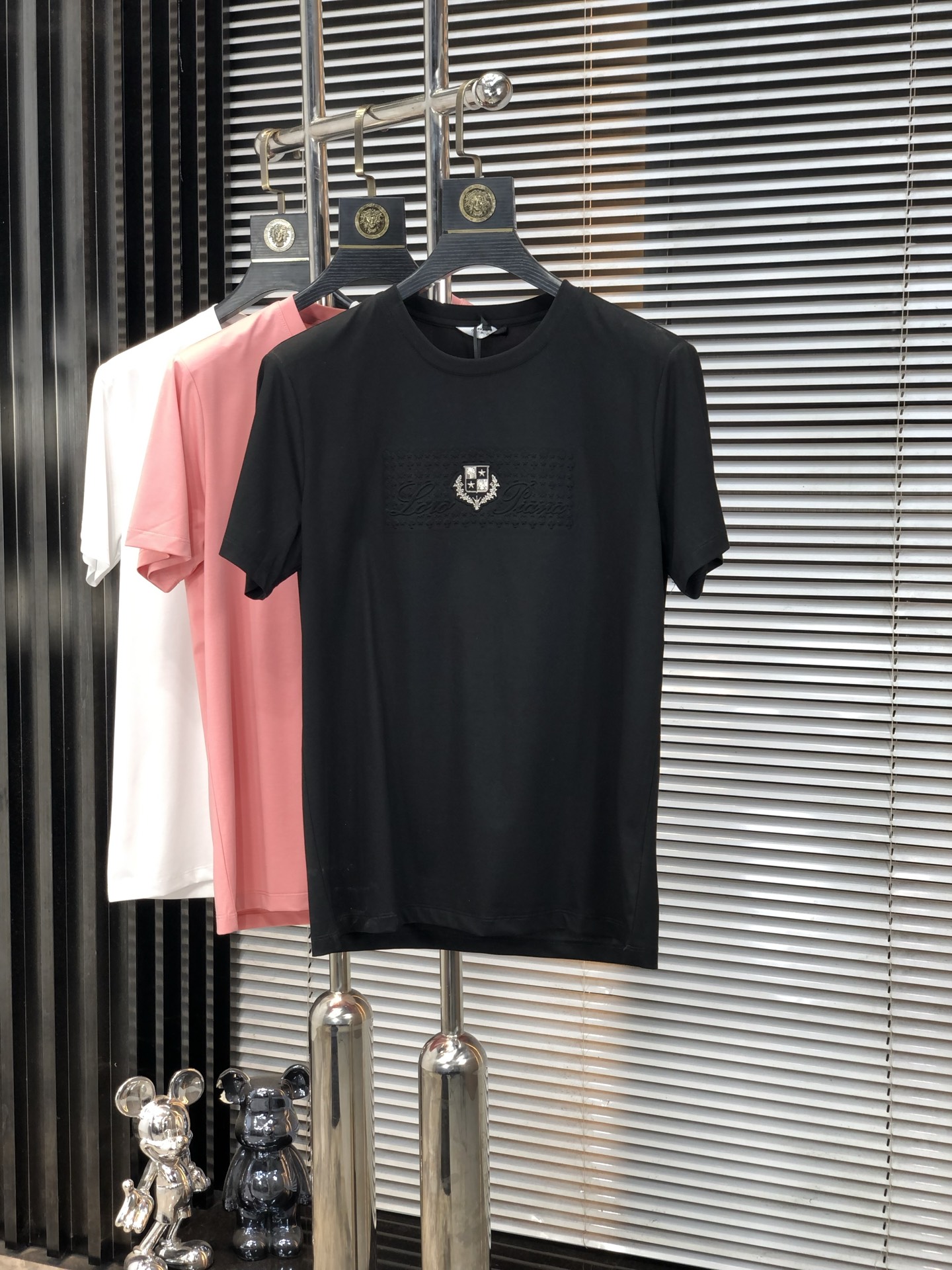 NO:147979,.LP.2025 spring and summer new product fashionable round neck short sleeve high-end custom versatile style!  More practical and easy for anyone to control. Made with double mercerized fabric, luxurious and classic brand logo design, G is very high-end and must-have if you understand the goods!  The style and tailoring are slim styles, which are very exquisite, showing aura and highlighting the exquisiteness of business men. This is the unique feature, the right slim fit, and the upper body effect is very good!  Size M-4XL m wear 175/120 catties.,loro piana,T-shirt,alexander wang19860909.LP.2025春夏新品时尚圆领短袖高级定制百搭款式！更有实用感 任何人都可以轻松驾驭 采用双丝光面料制作,奢华经典品牌logo设计,G非常显档次懂货的必须入！版型剪裁属于修身款 非常精致,显气场,又会凸显商务男士的精致,这就是独到之处,恰到好处的修身,上身效果非常赞！ 尺码M-4XL m穿175/120斤.,,loro piana,T-shirt,alexander wang,Men's clothing