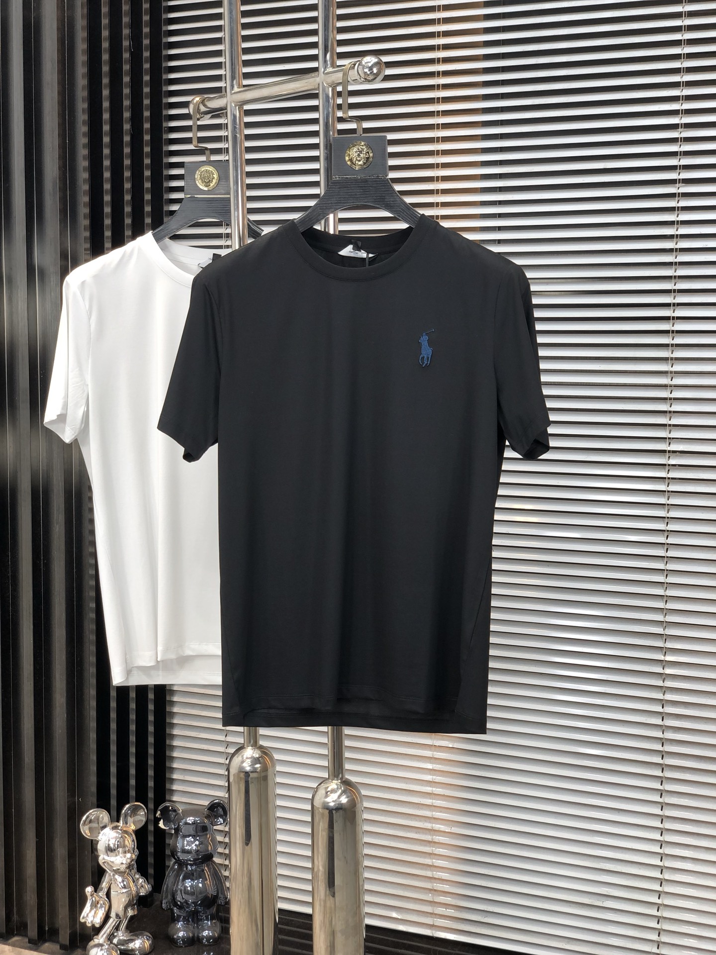 NO:147987,.Paul.2025 spring and summer new product fashionable round neck short sleeve high-end custom versatile style!  More practical and easy for anyone to control. Made with double mercerized fabric, luxurious and classic brand logo design, G is very high-end and must-have if you understand the goods!  The style and tailoring are slim styles, which are very exquisite, showing aura and highlighting the exquisiteness of business men. This is the unique feature, the right slim fit, and the upper body effect is very good!  Size M-4XL m wear 175/120 catties., T-shirt, alexander wang19860909.保罗.2025春夏新品时尚圆领短袖高级定制百搭款式！更有实用感 任何人都可以轻松驾驭 采用双丝光面料制作,奢华经典品牌logo设计,G非常显档次懂货的必须入！版型剪裁属于修身款 非常精致,显气场,又会凸显商务男士的精致,这就是独到之处,恰到好处的修身,上身效果非常赞！ 尺码M-4XL m穿175/120斤.,,T-shirt,alexander wang,Men's clothing