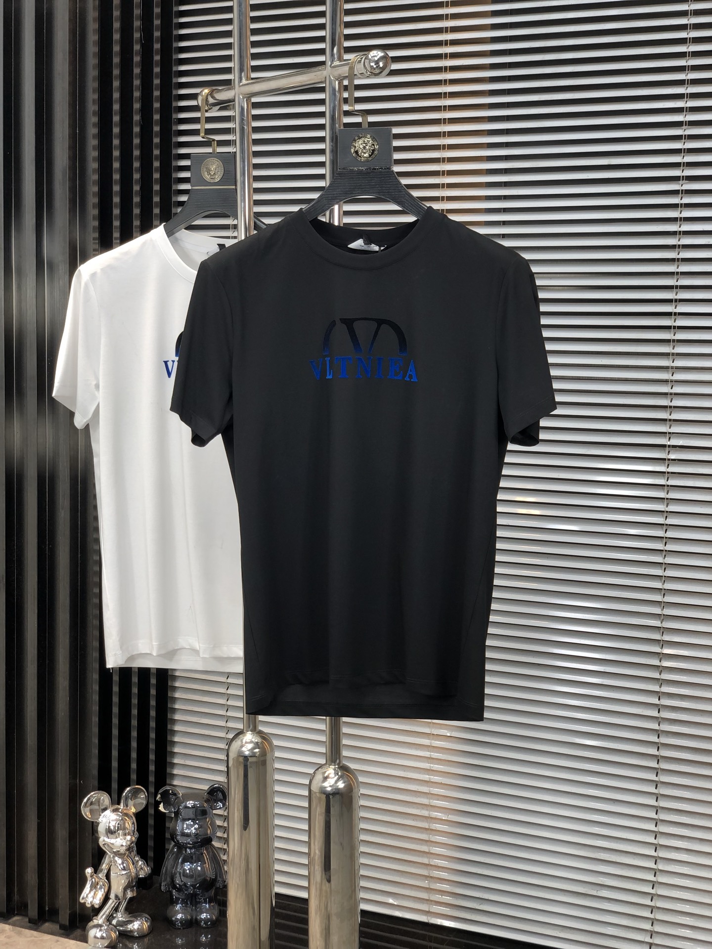 NO:147994,.Valentino. 2025 spring and summer new product, fashionable round neck short sleeve high-end custom versatile style!  More practical and easy for anyone to control. Made with double mercerized fabric, luxurious and classic brand logo design, G is very high-end and must-have if you understand the goods!  The style and tailoring are slim styles, which are very exquisite, showing aura and highlighting the exquisiteness of business men. This is the unique feature, the right slim fit, and the upper body effect is very good!  Size M-4XL m wear 175/120 catties., valentino, T-shirt, alexander wang19860909.华伦天奴.2025春夏新品时尚圆领短袖高级定制百搭款式！更有实用感 任何人都可以轻松驾驭 采用双丝光面料制作,奢华经典品牌logo设计,G非常显档次懂货的必须入！版型剪裁属于修身款 非常精致,显气场,又会凸显商务男士的精致,这就是独到之处,恰到好处的修身,上身效果非常赞！ 尺码M-4XL m穿175/120斤.,,valentino,T-shirt,alexander wang,Men's clothing