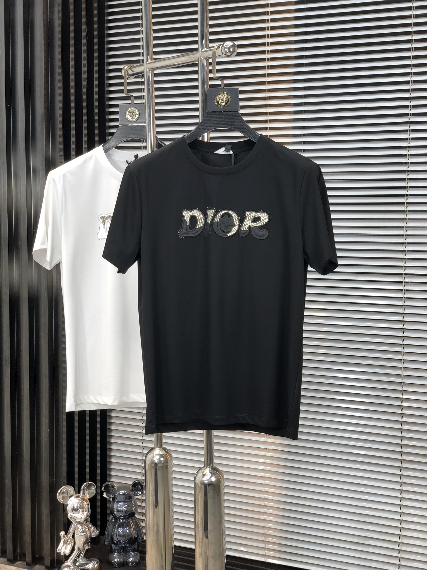 NO:147992,.Dior.2025 spring and summer new product fashionable round neck short sleeve high-end custom versatile style!  More practical and easy for anyone to control. Made with double mercerized fabric, luxurious and classic brand logo design, G is very high-end and must-have if you understand the goods!  The style and tailoring are slim styles, which are very exquisite, showing aura and highlighting the exquisiteness of business men. This is the unique feature, the right slim fit, and the upper body effect is very good!  Size M-4XL m wear 175/120 catties.,dior,T-shirt,alexander wang19860909.Dior.2025春夏新品时尚圆领短袖高级定制百搭款式！更有实用感 任何人都可以轻松驾驭 采用双丝光面料制作,奢华经典品牌logo设计,G非常显档次懂货的必须入！版型剪裁属于修身款 非常精致,显气场,又会凸显商务男士的精致,这就是独到之处,恰到好处的修身,上身效果非常赞！ 尺码M-4XL m穿175/120斤.,,dior,T-shirt,alexander wang,Men's clothing