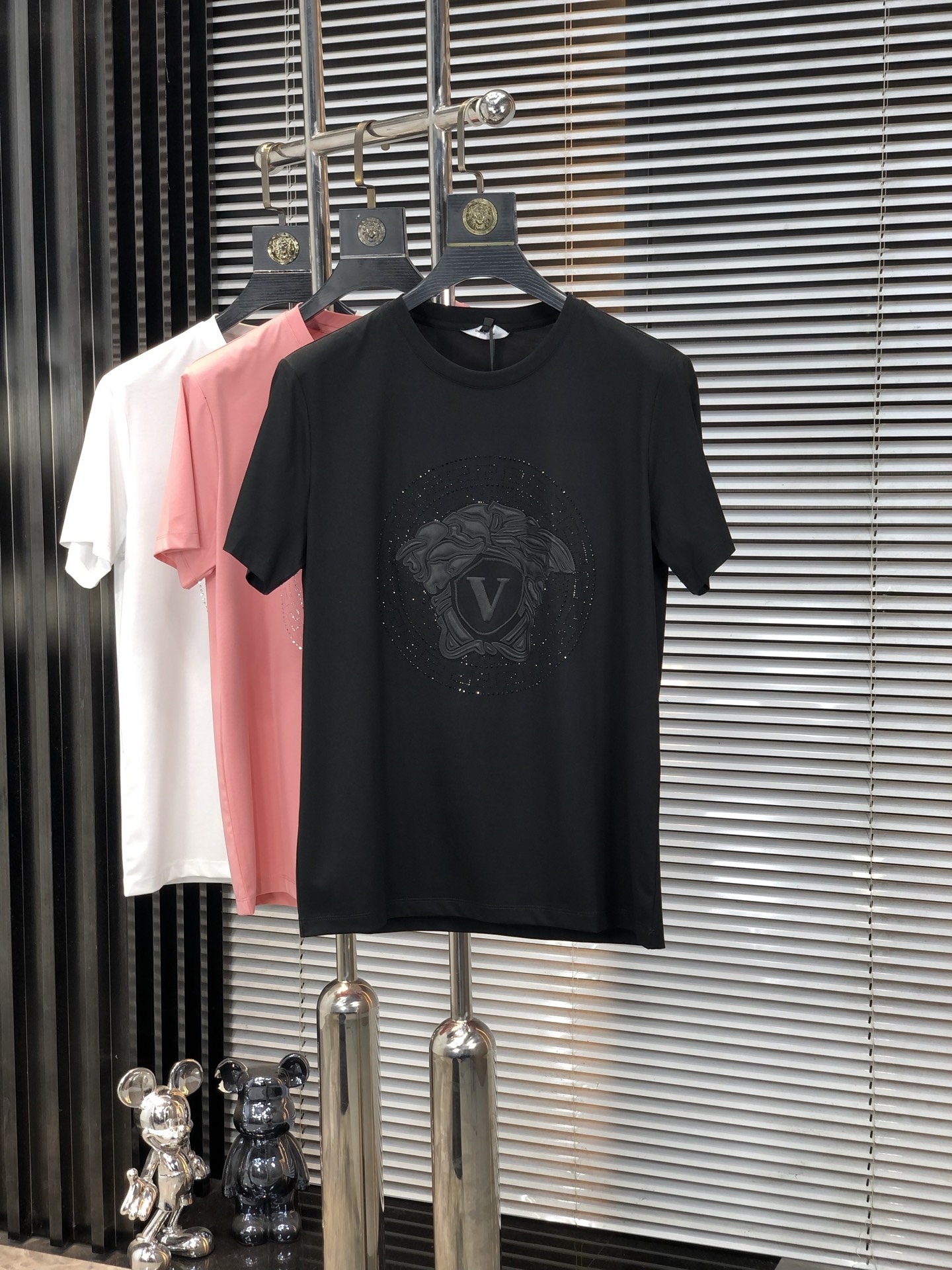 NO:148000,.Versace. 2025 spring and summer new product, fashionable round neck short sleeve high-end custom versatile style!  More practical and easy for anyone to control. Made with double mercerized fabric, luxurious and classic brand logo design, G is very high-end and must-have if you understand the goods!  The style and tailoring are slim styles, which are very exquisite, showing aura and highlighting the exquisiteness of business men. This is the unique feature, the right slim fit, and the upper body effect is very good!  Size M-4XL m wear 175/120 catties., versace, T-shirt, alexander wang19860909.范思哲.2025春夏新品时尚圆领短袖高级定制百搭款式！更有实用感 任何人都可以轻松驾驭 采用双丝光面料制作,奢华经典品牌logo设计,G非常显档次懂货的必须入！版型剪裁属于修身款 非常精致,显气场,又会凸显商务男士的精致,这就是独到之处,恰到好处的修身,上身效果非常赞！ 尺码M-4XL m穿175/120斤.,,versace,T-shirt,alexander wang,Men's clothing