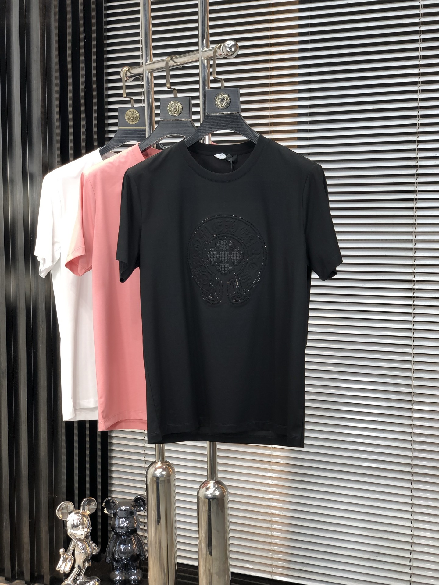 NO:148006,.Croxin. 2025 spring and summer new product, fashionable round neck short sleeve high-end custom versatile style!  More practical and easy for anyone to control. Made with double mercerized fabric, luxurious and classic brand logo design, G is very high-end and must-have if you understand the goods!  The style and tailoring are slim styles, which are very exquisite, showing aura and highlighting the exquisiteness of business men. This is the unique feature, the right slim fit, and the upper body effect is very good!  Size M-4XL m wear 175/120 catties., chrome hearts, T-shirt, alexander wang19860909.克罗心.2025春夏新品时尚圆领短袖高级定制百搭款式！更有实用感 任何人都可以轻松驾驭 采用双丝光面料制作,奢华经典品牌logo设计,G非常显档次懂货的必须入！版型剪裁属于修身款 非常精致,显气场,又会凸显商务男士的精致,这就是独到之处,恰到好处的修身,上身效果非常赞！ 尺码M-4XL m穿175/120斤.,,chrome hearts,T-shirt,alexander wang,Men's clothing