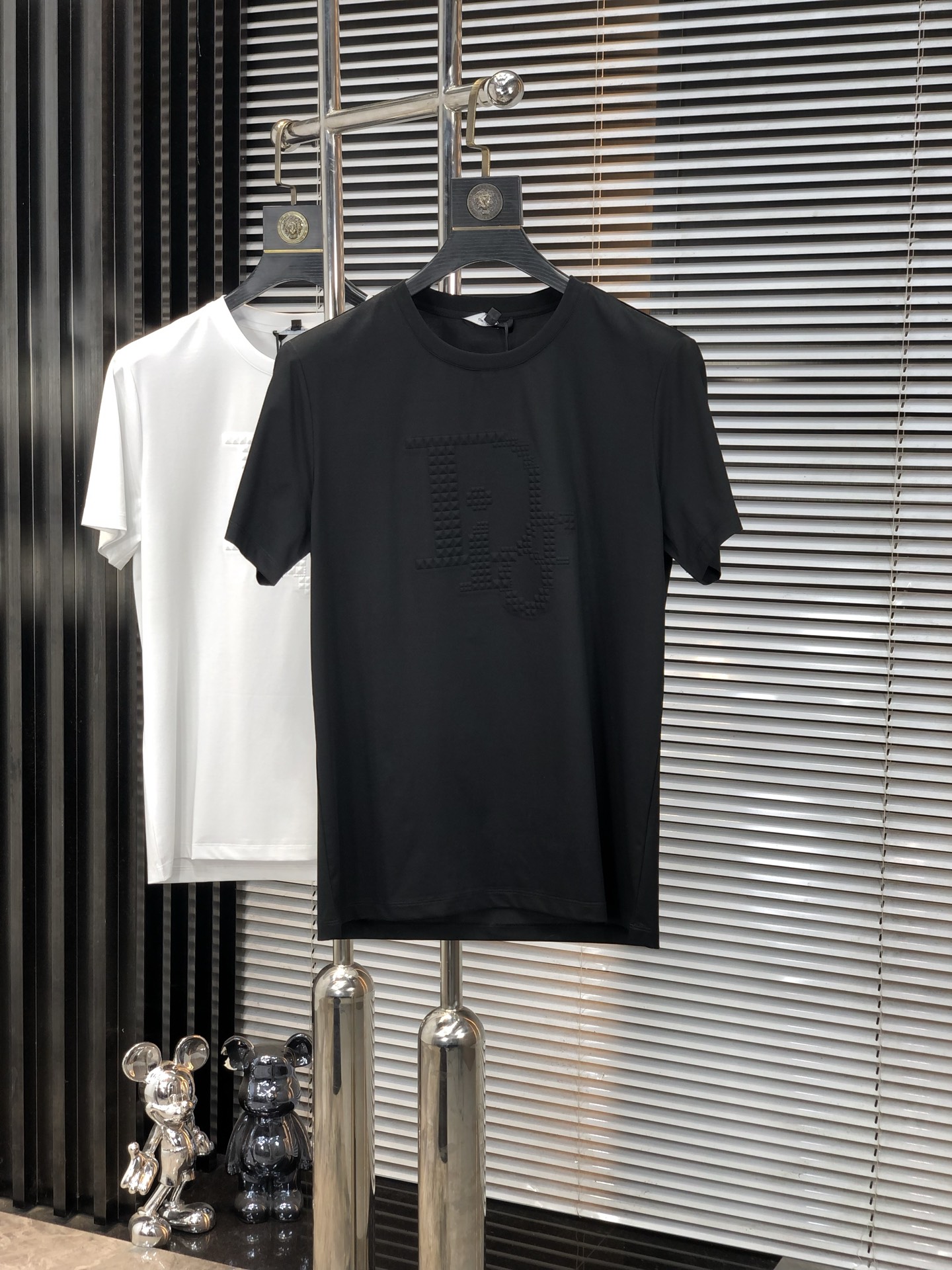 NO:148012,.Dior.2025 spring and summer new product fashionable round neck short sleeve high-end custom versatile style!  More practical and easy for anyone to control. Made with double mercerized fabric, luxurious and classic brand logo design, G is very high-end and must-have if you understand the goods!  The style and tailoring are slim styles, which are very exquisite, showing aura and highlighting the exquisiteness of business men. This is the unique feature, the right slim fit, and the upper body effect is very good!  Size M-4XL m wear 175/120 catties.,dior,T-shirt,alexander wang19860909.Dior.2025春夏新品时尚圆领短袖高级定制百搭款式！更有实用感 任何人都可以轻松驾驭 采用双丝光面料制作,奢华经典品牌logo设计,G非常显档次懂货的必须入！版型剪裁属于修身款 非常精致,显气场,又会凸显商务男士的精致,这就是独到之处,恰到好处的修身,上身效果非常赞！ 尺码M-4XL m穿175/120斤.,,dior,T-shirt,alexander wang,Men's clothing