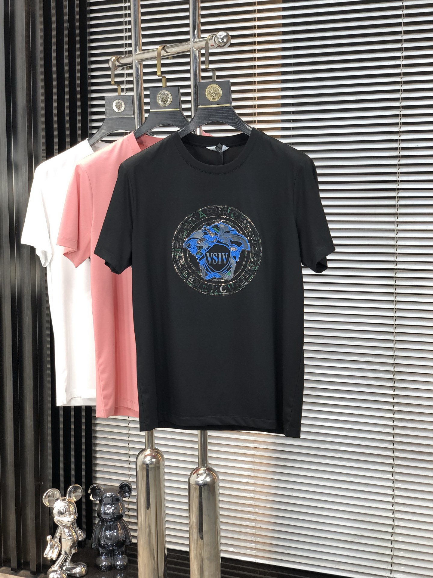 NO:148018,.Versace. 2025 spring and summer new product, fashionable round neck short sleeve high-end custom versatile style!  More practical and easy for anyone to control. Made with double mercerized fabric, luxurious and classic brand logo design, G is very high-end and must-have if you understand the goods!  The style and tailoring are slim styles, which are very exquisite, showing aura and highlighting the exquisiteness of business men. This is the unique feature, the right slim fit, and the upper body effect is very good!  Size M-4XL m wear 175/120 catties., versace, T-shirt, alexander wang19860909.范思哲.2025春夏新品时尚圆领短袖高级定制百搭款式！更有实用感 任何人都可以轻松驾驭 采用双丝光面料制作,奢华经典品牌logo设计,G非常显档次懂货的必须入！版型剪裁属于修身款 非常精致,显气场,又会凸显商务男士的精致,这就是独到之处,恰到好处的修身,上身效果非常赞！ 尺码M-4XL m穿175/120斤.,,versace,T-shirt,alexander wang,Men's clothing