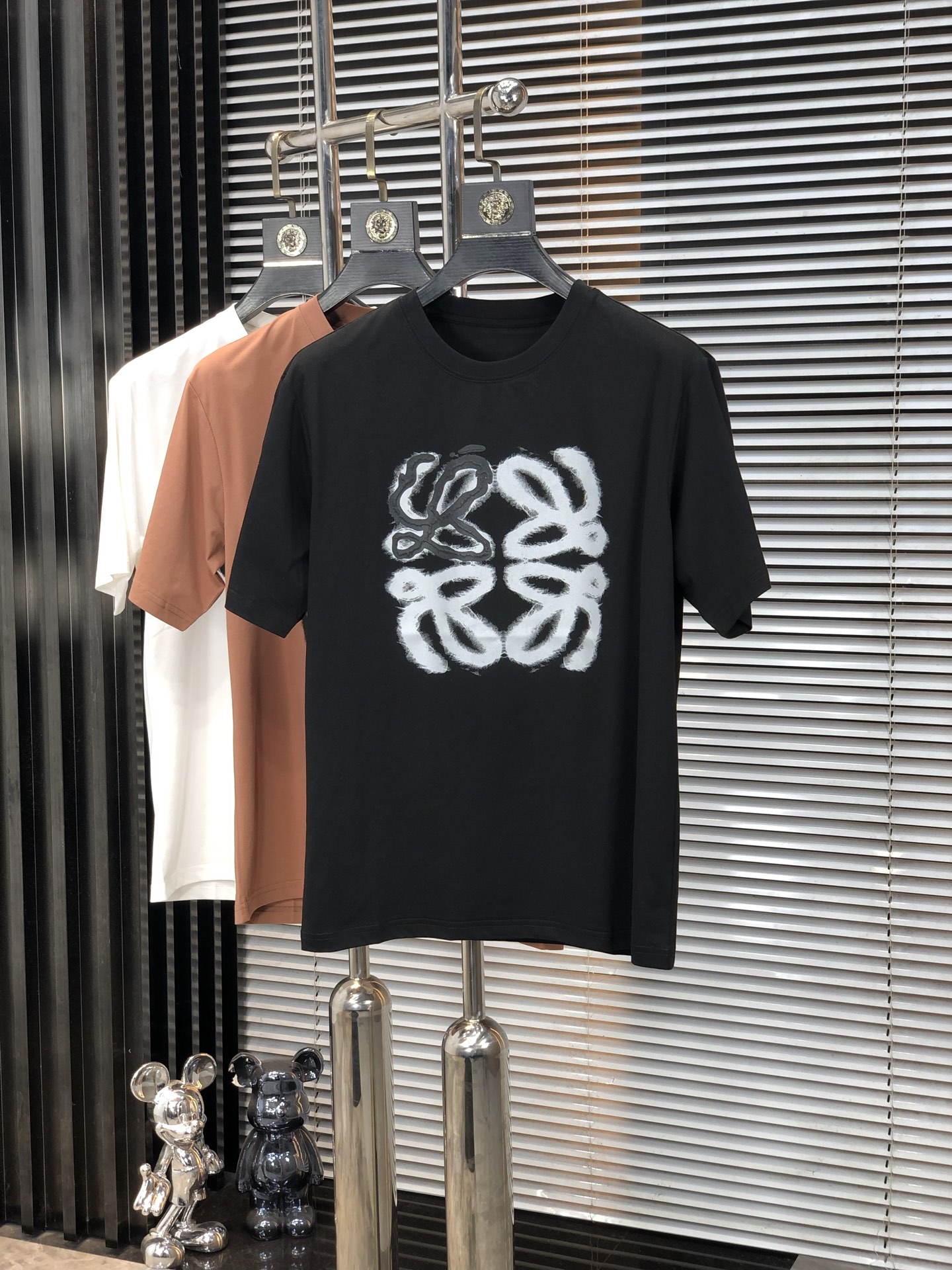 NO:148024,.Luo Yiwei. 2025 spring and summer new product, fashionable round neck short sleeve high-end custom versatile style!  More practical and easy for anyone to control. Made with double mercerized fabric, luxurious and classic brand logo design, G is very high-end and must-have if you understand the goods!  The style and tailoring are slim styles, which are very exquisite, showing aura and highlighting the exquisiteness of business men. This is the unique feature, the right slim fit, and the upper body effect is very good!  Size M-4XL m wear 175/120 catties.,loewe,T-shirt,alexander wang19860909.罗意威.2025春夏新品时尚圆领短袖高级定制百搭款式！更有实用感 任何人都可以轻松驾驭 采用双丝光面料制作,奢华经典品牌logo设计,G非常显档次懂货的必须入！版型剪裁属于修身款 非常精致,显气场,又会凸显商务男士的精致,这就是独到之处,恰到好处的修身,上身效果非常赞！ 尺码M-4XL m穿175/120斤.,,loewe,T-shirt,alexander wang,Men's clothing