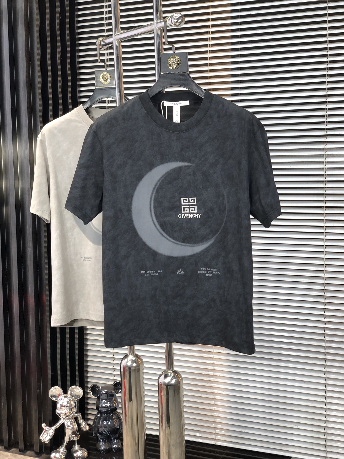 NO:509318,.Givenchy. Top products 2025 spring and summer new first-time counter latest short-sleeved round-neck T-shirt, high-end customization, avant-garde and fashionable design!  Brand logo heavy craftsmanship design, high-end customized original European cotton fabric, soft feel, comfortable to wear, b counter-level exquisite car line, fine workmanship, invincible and handsome upper body effect!  G-shaped men's essential items!  Code number M-4xL.m wear 175/130, given ,T-shirt,tees,t-shirt,alexander wang19860909.纪梵希.顶级货品2025春夏新款首发专柜最新款短袖圆领T恤 高端订制 设计前卫时尚！品牌logo重工艺设计 高端定制原版欧棉面料.手感柔软.穿着舒适.b专柜级别精致车线.做工精细.上身效果无敌帅气！g型男必备单品！码数M-4xL.m穿175/130,,givenchy,T-shirt,tees，t-shirt,alexander wang,Men's clothing