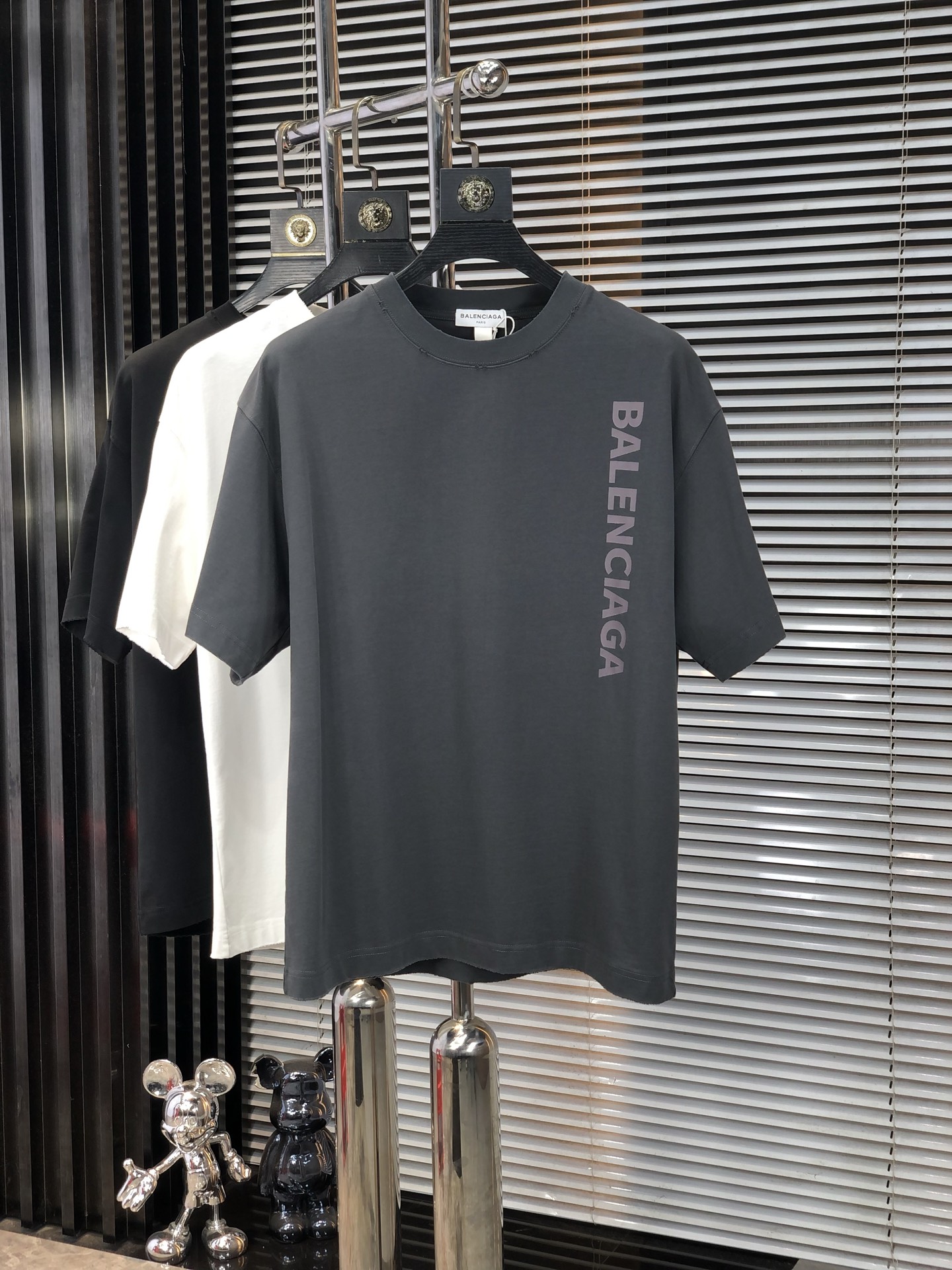 NO:148029,.Balenicaga. Top products 2025 spring and summer new first-time counter latest short-sleeved round-neck T-shirt, high-end customization, avant-garde and fashionable design!  Brand logo heavy craftsmanship design, high-end customized original European cotton fabric, soft feel, comfortable to wear, b counter-level exquisite car line, fine workmanship, invincible and handsome upper body effect!  G-stylish men's essential items!  Count M-4xL.m wear 175/130, balenciaga, T-shirt,tees, t-shirt,alexander wang19860909.巴黎世家.顶级货品2025春夏新款首发专柜最新款短袖圆领T恤 高端订制 设计前卫时尚！品牌logo重工艺设计 高端定制原版欧棉面料.手感柔软.穿着舒适.b专柜级别精致车线.做工精细.上身效果无敌帅气！g型男必备单品！码数M-4xL.m穿175/130,,balenciaga,T-shirt,tees，t-shirt,alexander wang,Men's clothing