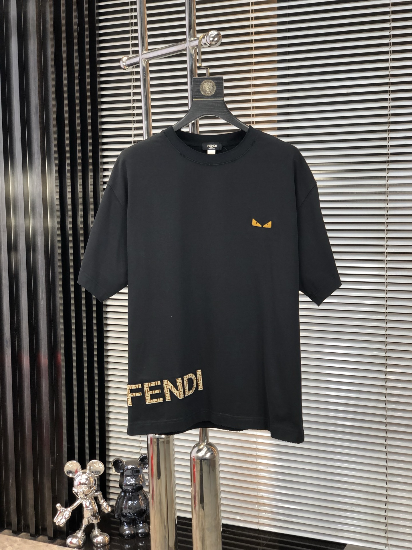 NO:148033,.Fendi. Top products 2025 spring and summer new first-time counter latest short-sleeved round-neck T-shirt, high-end customization, avant-garde and fashionable design!  Brand logo heavy craftsmanship design, high-end customized original European cotton fabric, soft feel, comfortable to wear, b counter-level exquisite car line, fine workmanship, invincible and handsome upper body effect!  G-stylish men's essential items!  Code number M-4xL.m wear 175/130, fendi, T-shirt,tees, t-shirt,alexander wang19860909.芬迪.顶级货品2025春夏新款首发专柜最新款短袖圆领T恤 高端订制 设计前卫时尚！品牌logo重工艺设计 高端定制原版欧棉面料.手感柔软.穿着舒适.b专柜级别精致车线.做工精细.上身效果无敌帅气！g型男必备单品！码数M-4xL.m穿175/130,,fendi,T-shirt,tees，t-shirt,alexander wang,Men's clothing