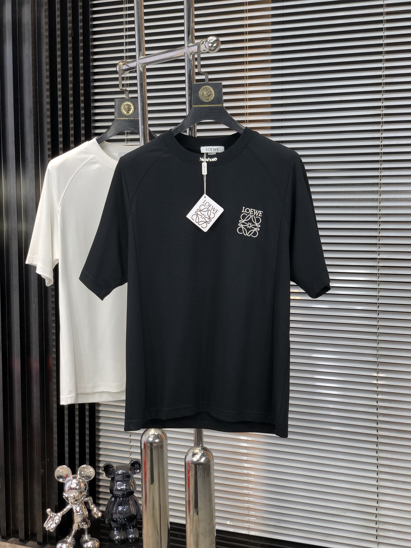 NO:148044,.Luo Yiwei. Top products 2025 spring and summer new first-time counter latest short-sleeved round-neck T-shirt, high-end customization, avant-garde and fashionable design!  Brand logo heavy craftsmanship design, high-end customized original European cotton fabric, soft feel, comfortable to wear, b counter-level exquisite car line, fine workmanship, invincible and handsome upper body effect!  G-stylish men's essential items!  Count M-4xL.m wear 175/130, loewe, T-shirt,tees, t-shirt,alexander wang19860909.罗意威.顶级货品2025春夏新款首发专柜最新款短袖圆领T恤 高端订制 设计前卫时尚！品牌logo重工艺设计 高端定制原版欧棉面料.手感柔软.穿着舒适.b专柜级别精致车线.做工精细.上身效果无敌帅气！g型男必备单品！码数M-4xL.m穿175/130,,loewe,T-shirt,tees，t-shirt,alexander wang,Men's clothing