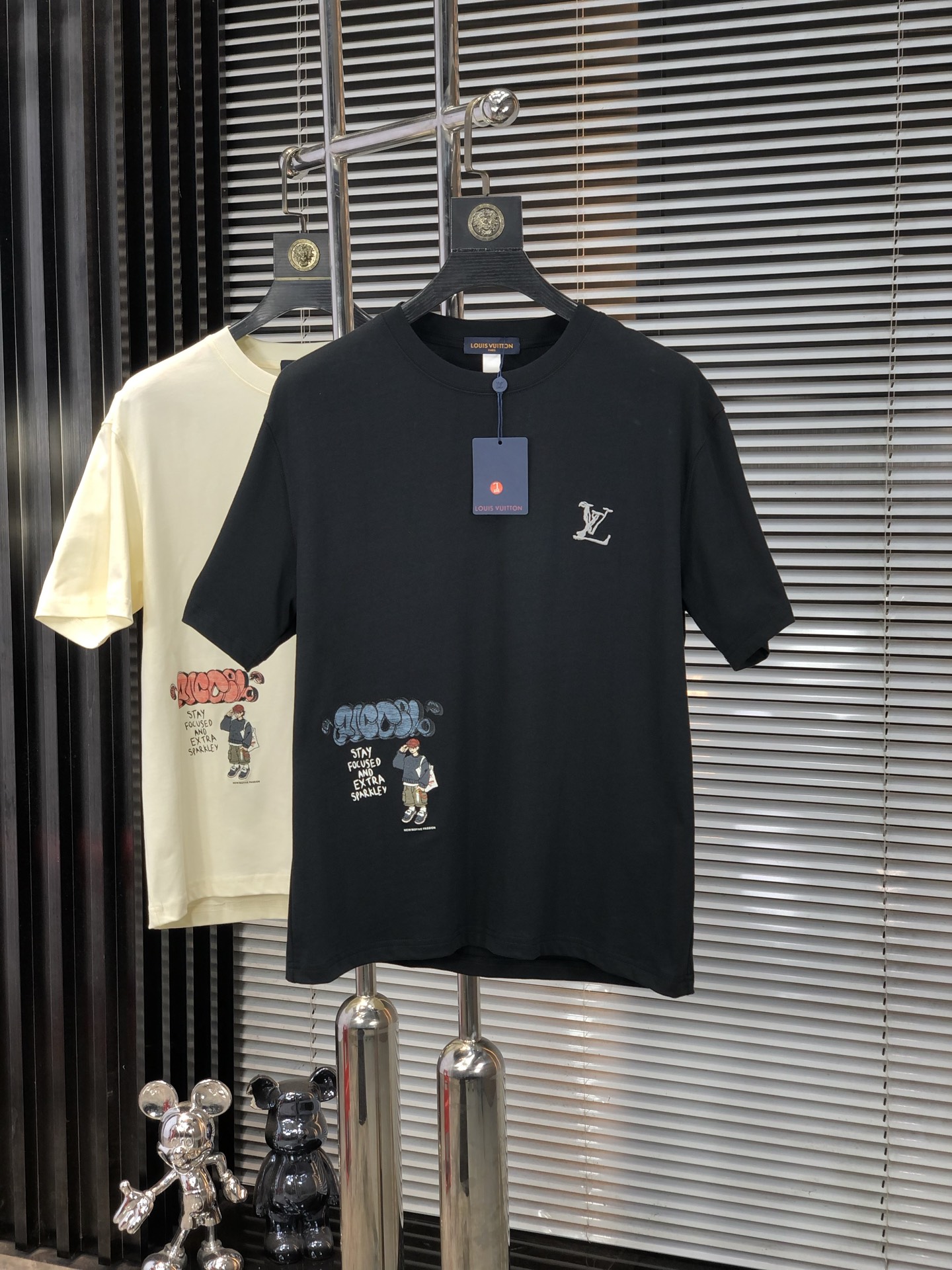 NO:147997,.Lv. Top products 2025 spring and summer new style first-time counter latest short-sleeved round-neck T-shirt, high-end customization, avant-garde and fashionable design!  Brand logo heavy craftsmanship design, high-end customized original European cotton fabric, soft feel, comfortable to wear, b counter-level exquisite car line, fine workmanship, invincible and handsome upper body effect!  G-stylish men's essential items!  Count M-4xL.m wear 175/130, louis vuitton, T-shirt,tees, t-shirt,alexander wang19860909.Lv.顶级货品2025春夏新款首发专柜最新款短袖圆领T恤 高端订制 设计前卫时尚！品牌logo重工艺设计 高端定制原版欧棉面料.手感柔软.穿着舒适.b专柜级别精致车线.做工精细.上身效果无敌帅气！g型男必备单品！码数M-4xL.m穿175/130,,louis vuitton,T-shirt,tees，t-shirt,alexander wang,Men's clothing