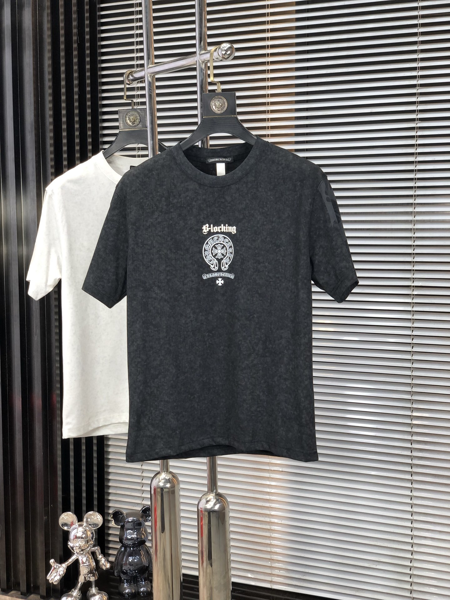 NO:148010,.Croxin. Top products 2025 spring and summer new first-time counter latest short-sleeved round-neck T-shirt, high-end customization, avant-garde and fashionable design!  Brand logo heavy craftsmanship design, high-end customized original European cotton fabric, soft feel, comfortable to wear, b counter-level exquisite car line, fine workmanship, invincible and handsome upper body effect!  G-stylish men's essential items!  Count M-4xL.m wear 175/130, chrome hearts, T-shirt,tees, t-shirt,alexander wang19860909.克罗心.顶级货品2025春夏新款首发专柜最新款短袖圆领T恤 高端订制 设计前卫时尚！品牌logo重工艺设计 高端定制原版欧棉面料.手感柔软.穿着舒适.b专柜级别精致车线.做工精细.上身效果无敌帅气！g型男必备单品！码数M-4xL.m穿175/130,,chrome hearts,T-shirt,tees，t-shirt,alexander wang,Men's clothing