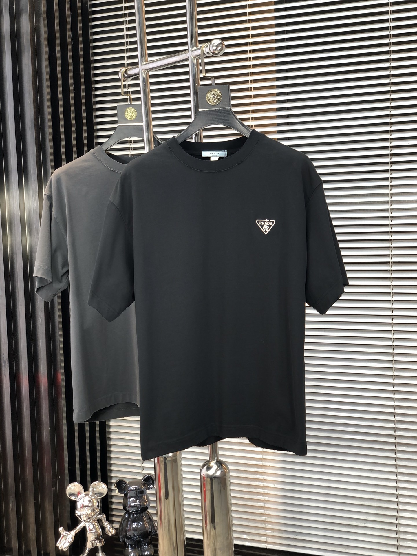 NO:148016,.Prada. Top products 2025 spring and summer new first-time counter latest short-sleeved round-neck T-shirt, high-end customization, avant-garde and fashionable design!  Brand logo heavy craftsmanship design, high-end customized original European cotton fabric, soft feel, comfortable to wear, b counter-level exquisite car line, fine workmanship, invincible and handsome upper body effect!  G-stylish men's essential items!  Code number M-4xL.m wear 175/130, prada, T-shirt,tees, t-shirt,alexander wang19860909.普拉达.顶级货品2025春夏新款首发专柜最新款短袖圆领T恤 高端订制 设计前卫时尚！品牌logo重工艺设计 高端定制原版欧棉面料.手感柔软.穿着舒适.b专柜级别精致车线.做工精细.上身效果无敌帅气！g型男必备单品！码数M-4xL.m穿175/130,,prada,T-shirt,tees，t-shirt,alexander wang,Men's clothing