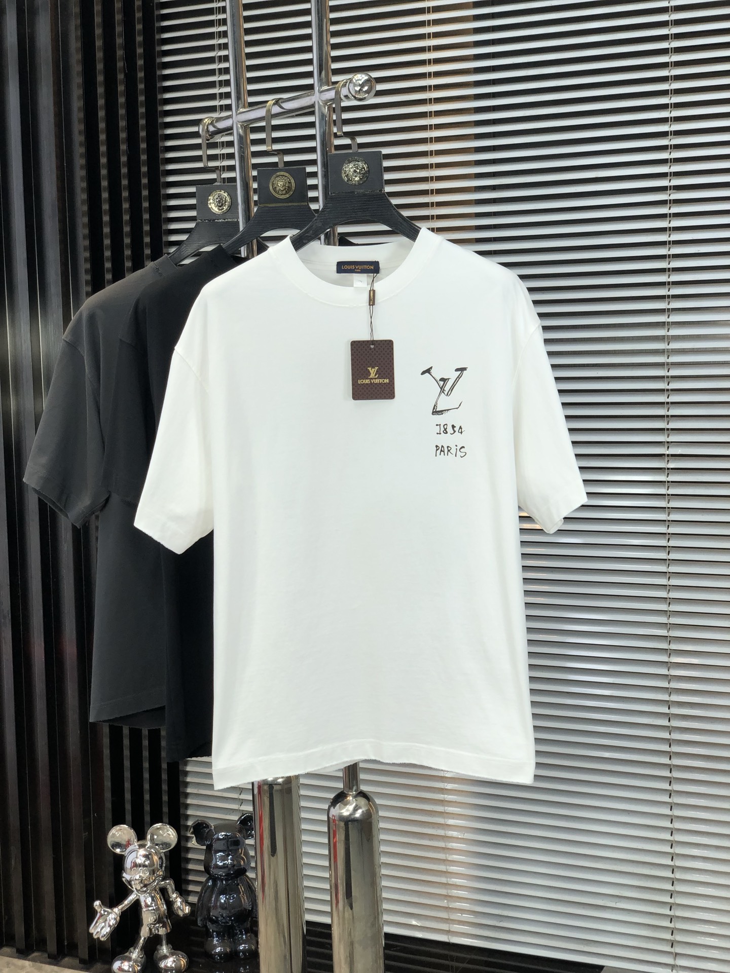 NO:148028,.LV. Top products 2025 spring and summer new first-time counter latest short-sleeved round-neck T-shirt, high-end customization, avant-garde and fashionable design!  Brand logo heavy craftsmanship design, high-end customized original European cotton fabric, soft feel, comfortable to wear, b counter-level exquisite car line, fine workmanship, invincible and handsome upper body effect!  G-stylish men's essential items!  Count M-4xL.m wear 175/130, louis vuitton, T-shirt,tees, t-shirt,alexander wang19860909.LV.顶级货品2025春夏新款首发专柜最新款短袖圆领T恤 高端订制 设计前卫时尚！品牌logo重工艺设计 高端定制原版欧棉面料.手感柔软.穿着舒适.b专柜级别精致车线.做工精细.上身效果无敌帅气！g型男必备单品！码数M-4xL.m穿175/130,,louis vuitton,T-shirt,tees，t-shirt,alexander wang,Men's clothing