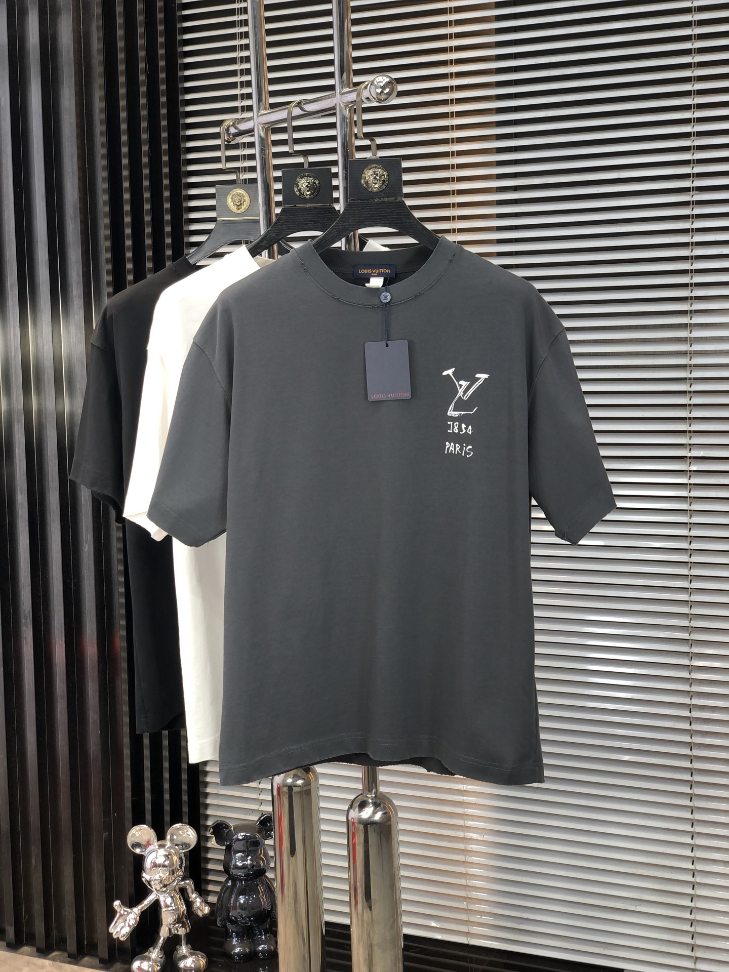 NO:148032,.Lv. Top products 2025 spring and summer new style first-time counter latest short-sleeved round-neck T-shirt, high-end customization, avant-garde and fashionable design!  Brand logo heavy craftsmanship design, high-end customized original European cotton fabric, soft feel, comfortable to wear, b counter-level exquisite car line, fine workmanship, invincible and handsome upper body effect!  G-stylish men's essential items!  Count M-4xL.m wear 175/130, louis vuitton, T-shirt,tees, t-shirt,alexander wang19860909.Lv.顶级货品2025春夏新款首发专柜最新款短袖圆领T恤 高端订制 设计前卫时尚！品牌logo重工艺设计 高端定制原版欧棉面料.手感柔软.穿着舒适.b专柜级别精致车线.做工精细.上身效果无敌帅气！g型男必备单品！码数M-4xL.m穿175/130,,louis vuitton,T-shirt,tees，t-shirt,alexander wang,Men's clothing