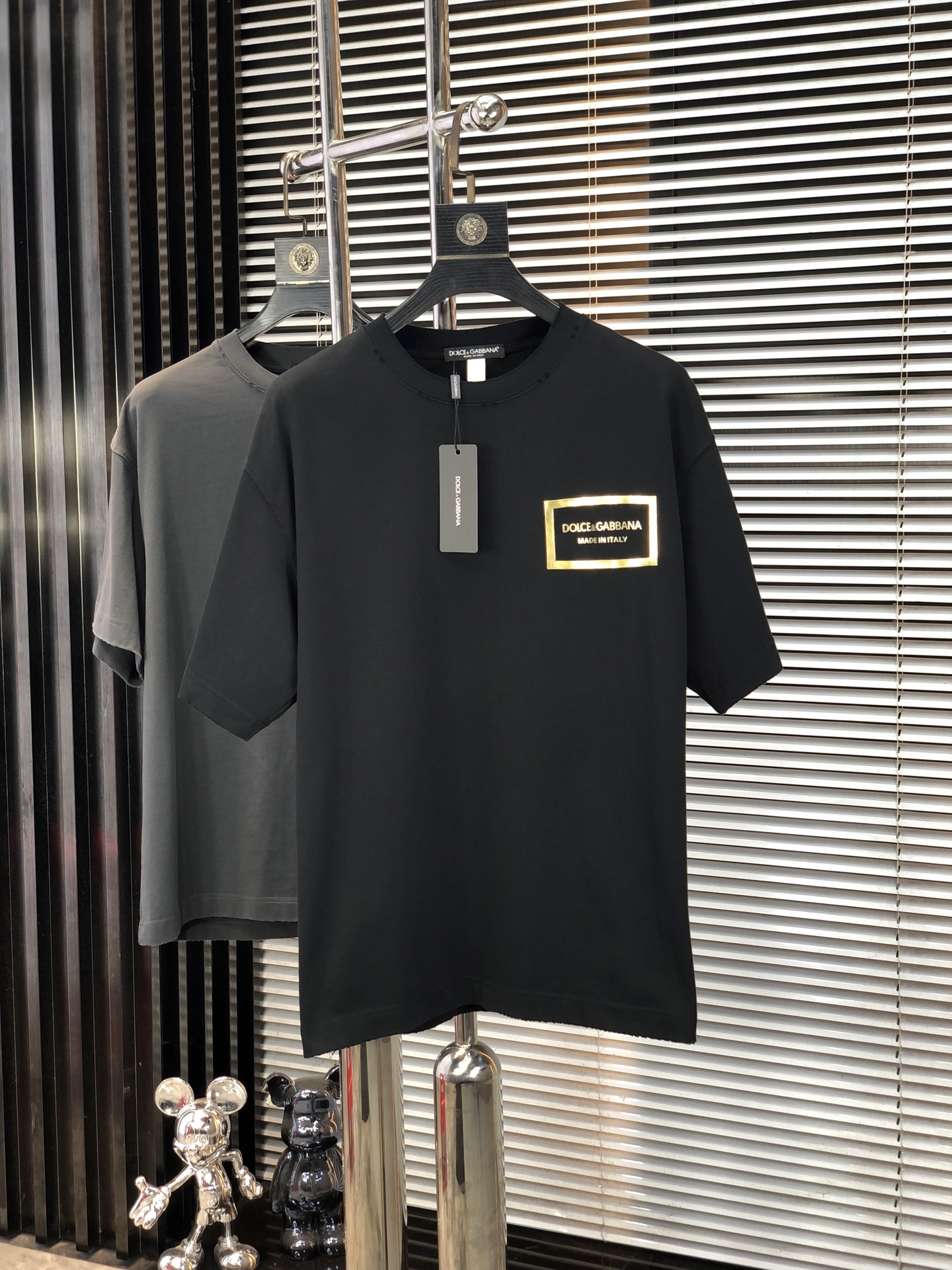 NO:148036,.D&G. Top products 2025 spring and summer new style first launch counter latest short-sleeved round neck T-shirt, high-end customization, avant-garde and fashionable design!  Brand logo heavy craftsmanship design, high-end customized original European cotton fabric, soft feel, comfortable to wear, b counter-level exquisite car line, fine workmanship, invincible and handsome upper body effect!  G-stylish men's essential items!  Code number M-4xL.m wear 175/130, Dolce & Gabbana, T-shirt,tees, t-shirt,alexander wang19860909.D&G.顶级货品2025春夏新款首发专柜最新款短袖圆领T恤 高端订制 设计前卫时尚！品牌logo重工艺设计 高端定制原版欧棉面料.手感柔软.穿着舒适.b专柜级别精致车线.做工精细.上身效果无敌帅气！g型男必备单品！码数M-4xL.m穿175/130,,Dolce&Gabbana,T-shirt,tees，t-shirt,alexander wang,Men's clothing