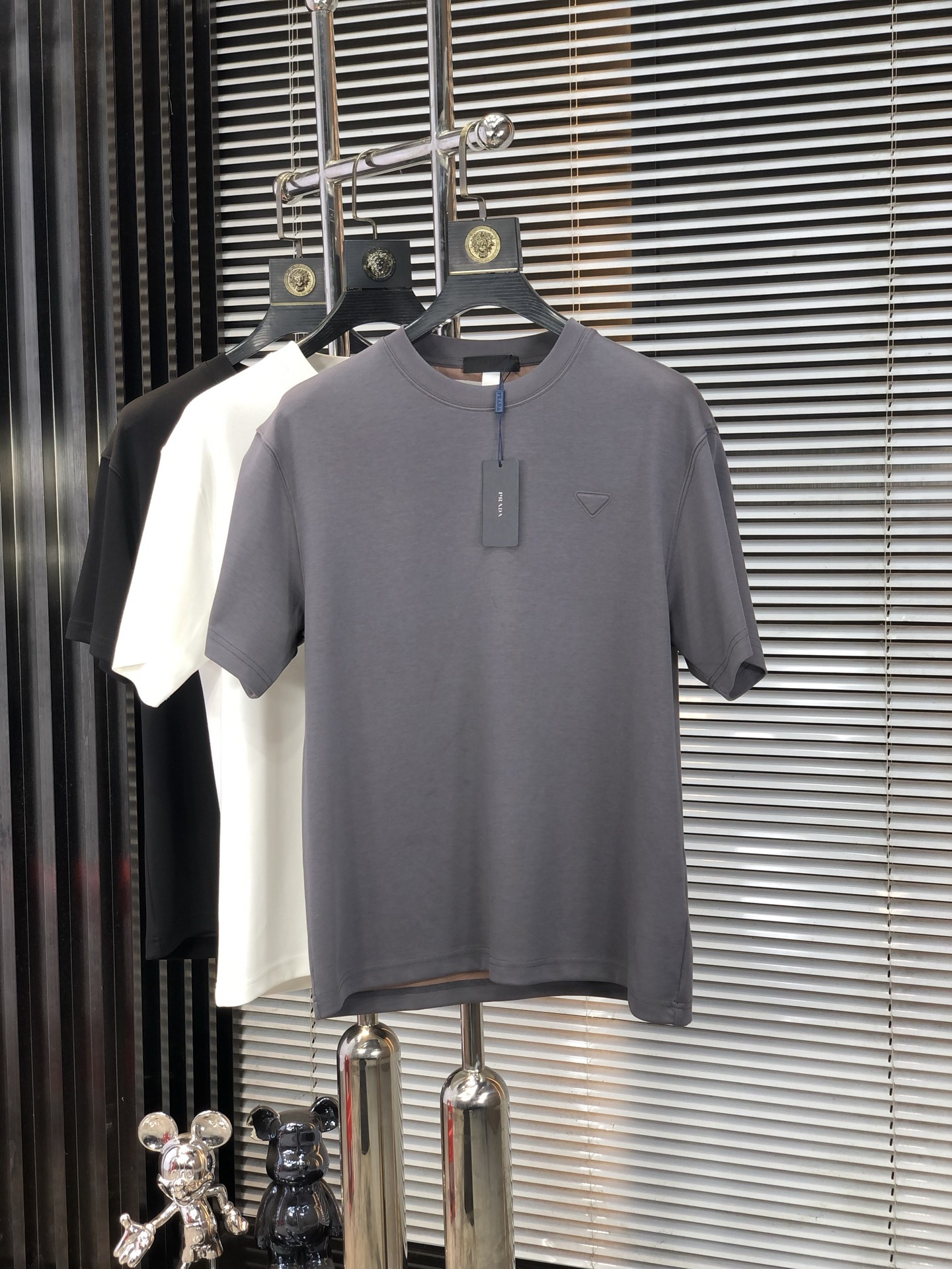 NO:148043,.Prada. Top products 2025 spring and summer new first-time counter latest short-sleeved round-neck T-shirt, high-end customization, avant-garde and fashionable design!  Brand logo heavy craftsmanship design, high-end customized original European cotton fabric, soft feel, comfortable to wear, b counter-level exquisite car line, fine workmanship, invincible and handsome upper body effect!  G-stylish men's essential items!  Code number M-4xL.m wear 175/130, prada, T-shirt,tees, t-shirt,alexander wang19860909.普拉达.顶级货品2025春夏新款首发专柜最新款短袖圆领T恤 高端订制 设计前卫时尚！品牌logo重工艺设计 高端定制原版欧棉面料.手感柔软.穿着舒适.b专柜级别精致车线.做工精细.上身效果无敌帅气！g型男必备单品！码数M-4xL.m穿175/130,,prada,T-shirt,tees，t-shirt,alexander wang,Men's clothing