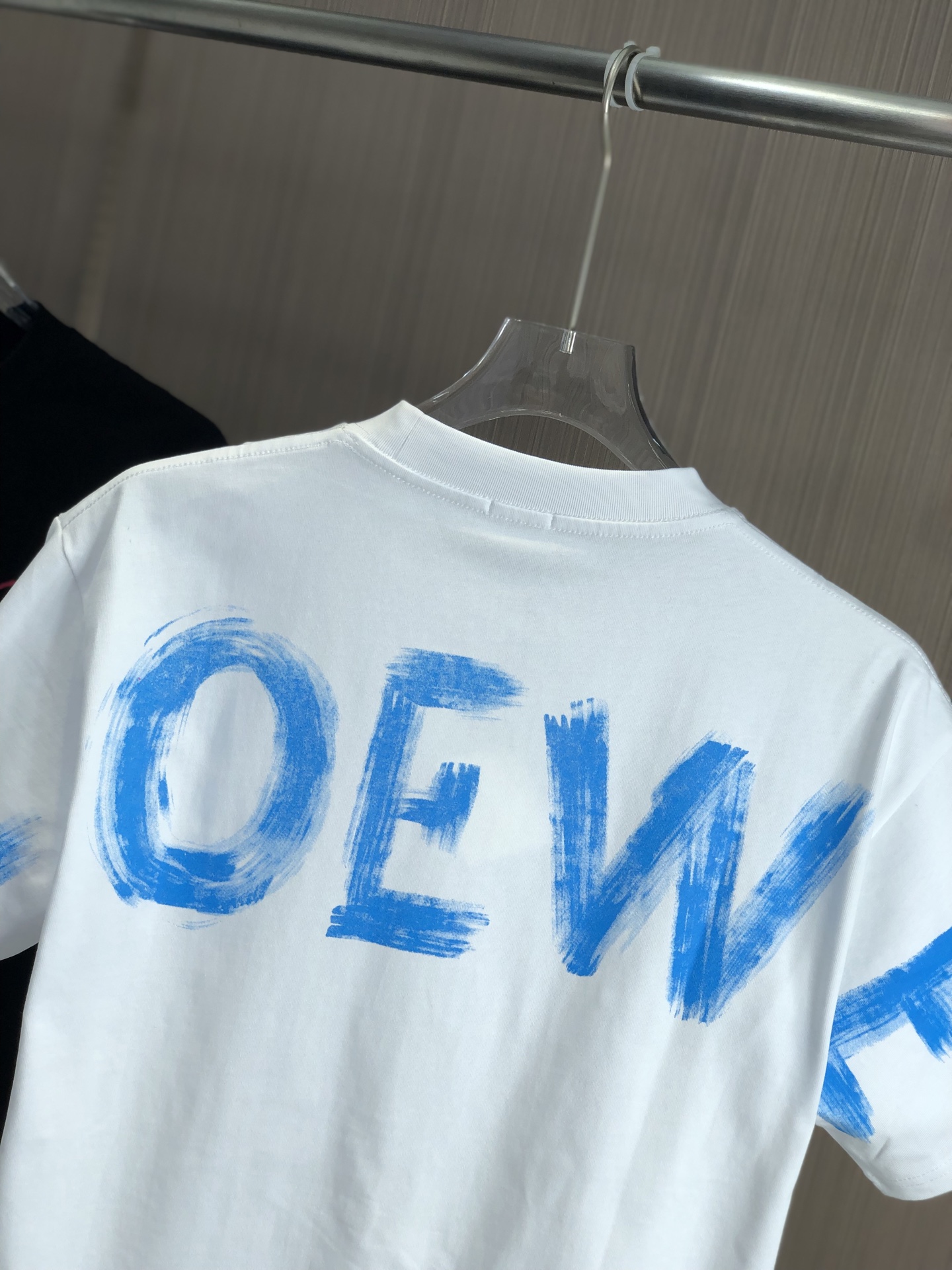 “2025 CJ Loewe Spring/Summer Collection: Hand-Painted Tweeds, 320g Cotton, Black & White” - 图片 9