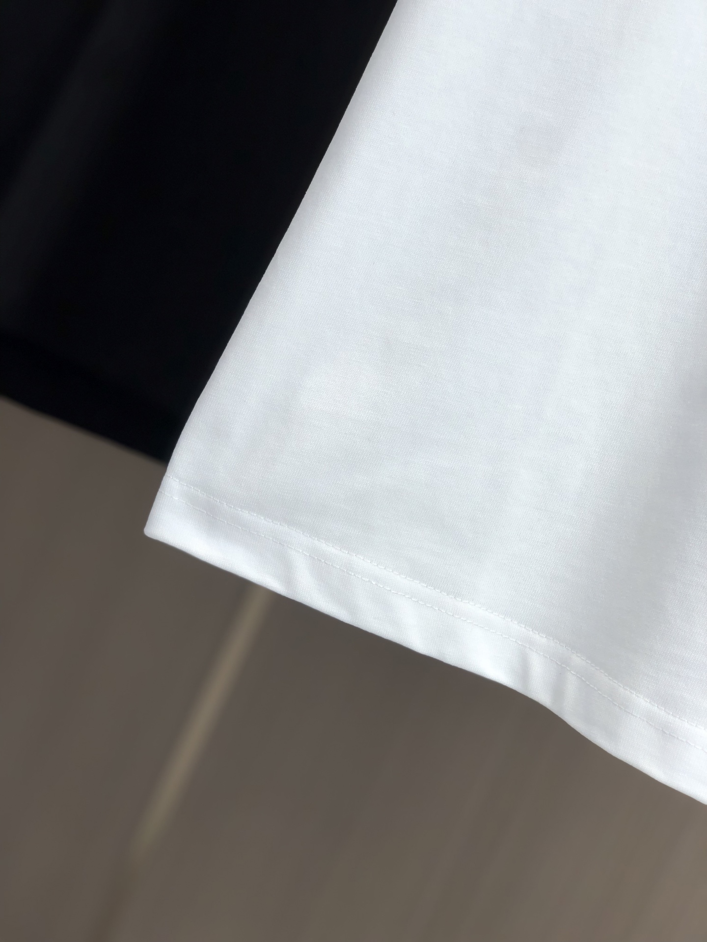 “2025 CJ Loewe Spring/Summer Collection: Hand-Painted Tweeds, 320g Cotton, Black & White” - 图片 4