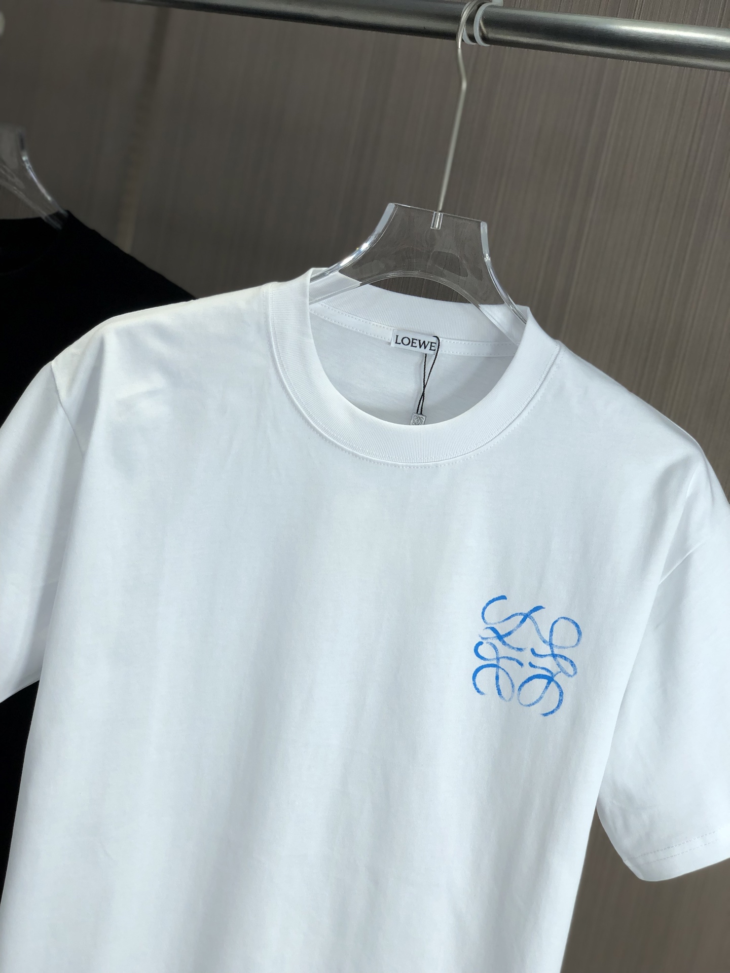 “2025 CJ Loewe Spring/Summer Collection: Hand-Painted Tweeds, 320g Cotton, Black & White” - 图片 2