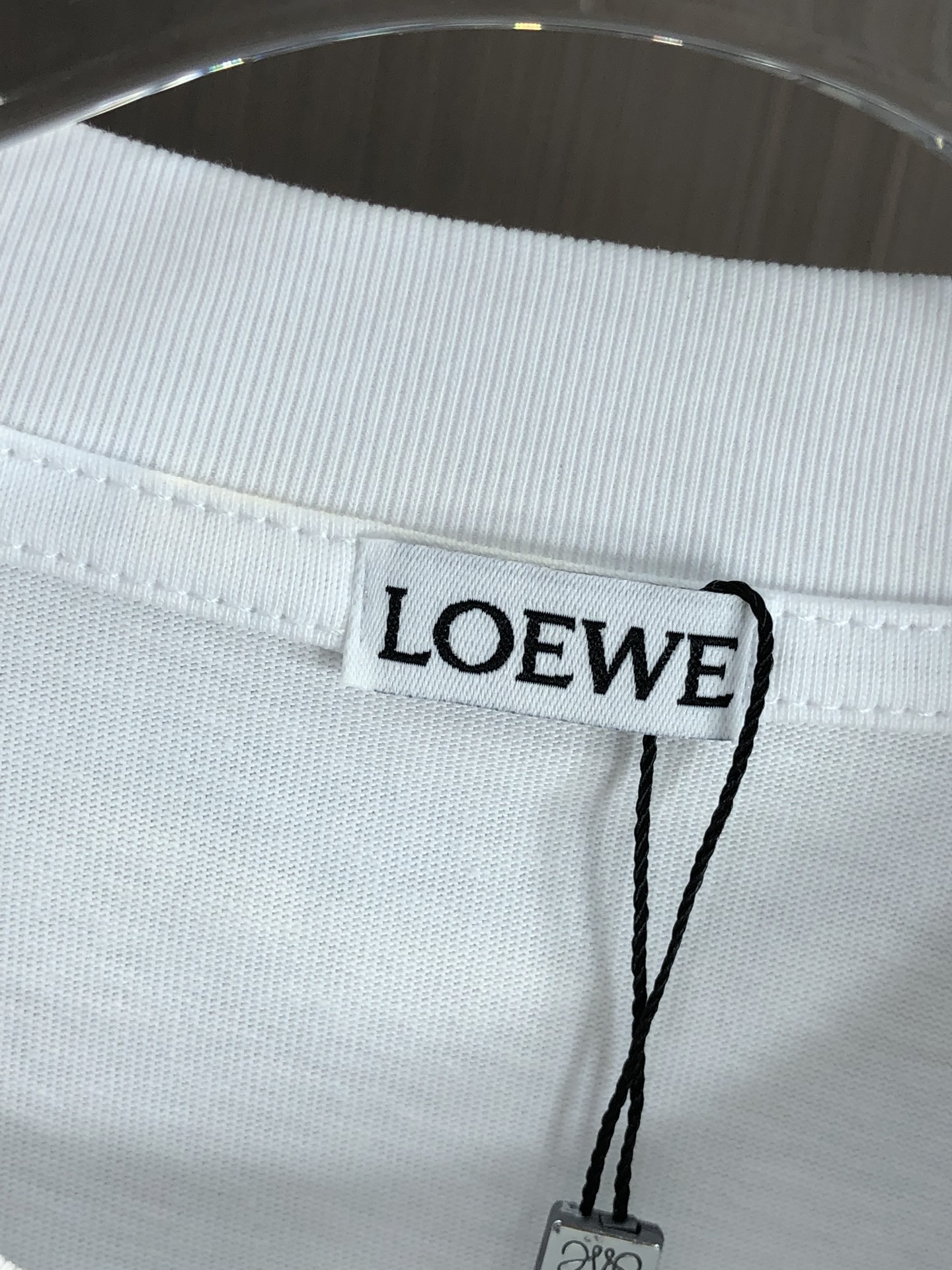 “2025 CJ Loewe Spring/Summer Collection: Hand-Painted Tweeds, 320g Cotton, Black & White” - 图片 5