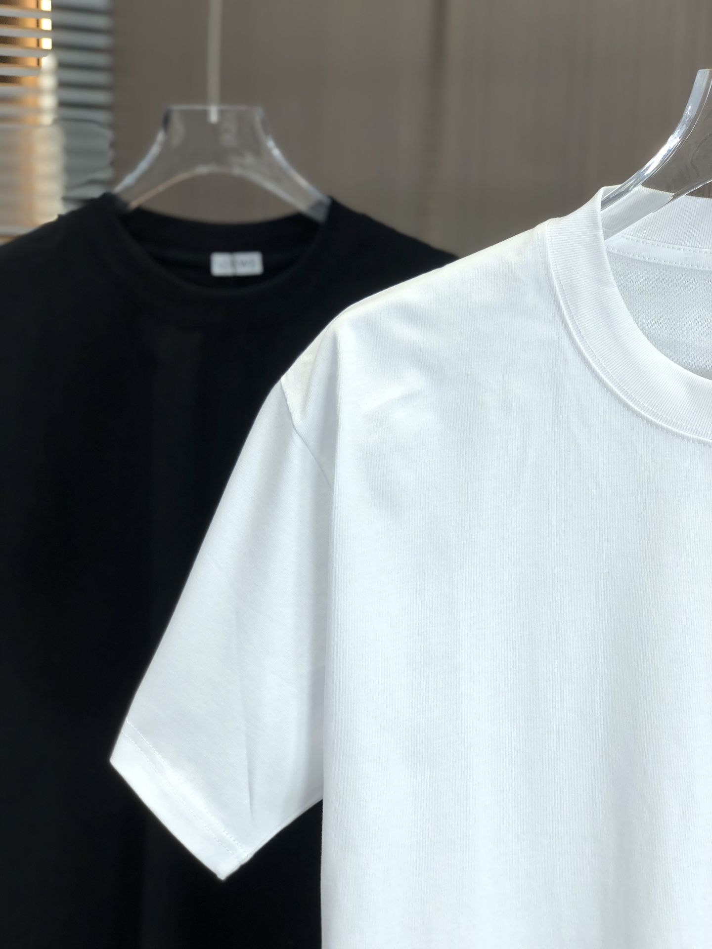 “2025 CJ Loewe Spring/Summer Collection: Hand-Painted Tweeds, 320g Cotton, Black & White” - 图片 3