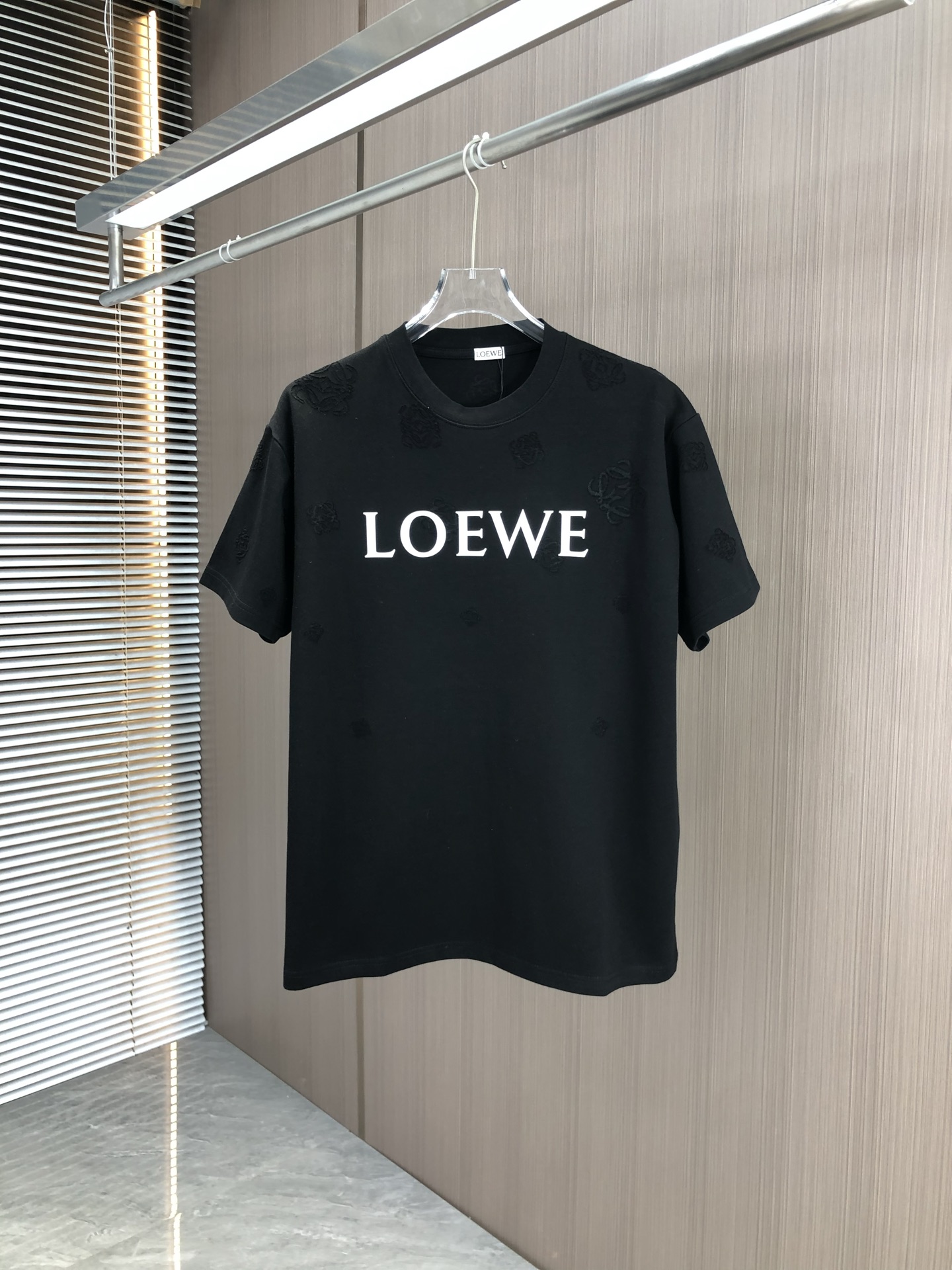 NO:135529,LOEW 2025 spring and summer new style, round neck short sleeves, laser burning and engraving molding technology, adopts high gram weight 320 grams double yarn combed cotton fabric, slightly loose style, soft and thick fabric feels the same style, men and women, color black and white, code SMLXLXXL,,loewe,loewe,T-shirt,alexander wang19860909LOEW 罗意威 2025春夏新款 圆领短袖 激光烧花刻字模工艺 采用高克重320克双纱精梳棉面料 微宽松版型 面料手感柔软厚实 男女同款 颜色黑 白 码数SMLXLXXL,,loewe,loewe,T-shirt,alexander wang,Men's clothing