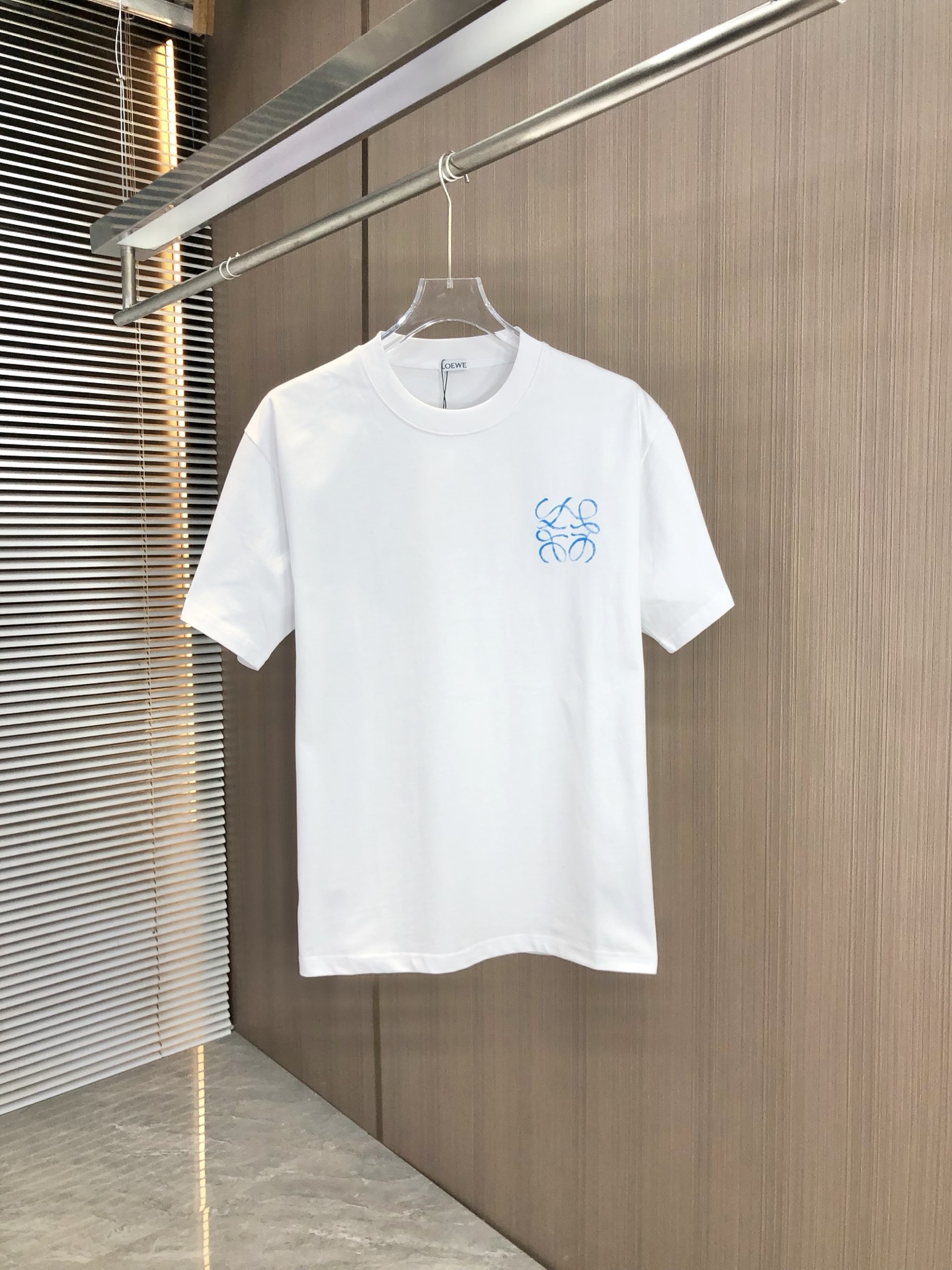 “2025 CJ Loewe Spring/Summer Collection: Hand-Painted Tweeds, 320g Cotton, Black & White” - 图片 1