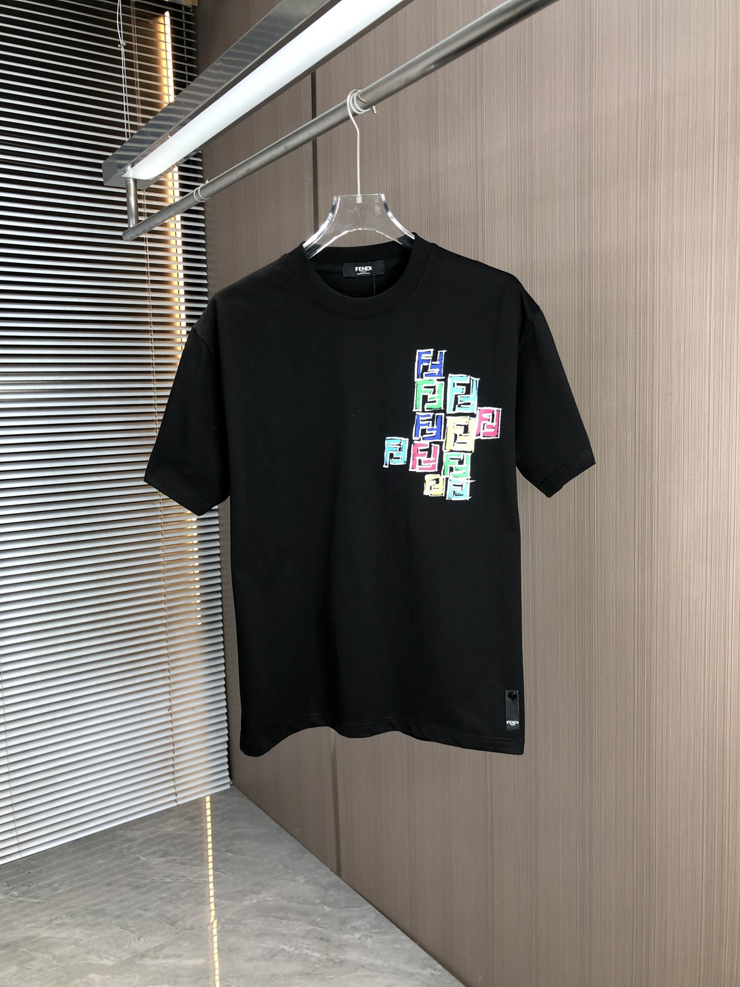 FEND camiseta de manga corta con cuello redondo, nueva colección primavera-verano 2025, con estampado pintado a mano en…