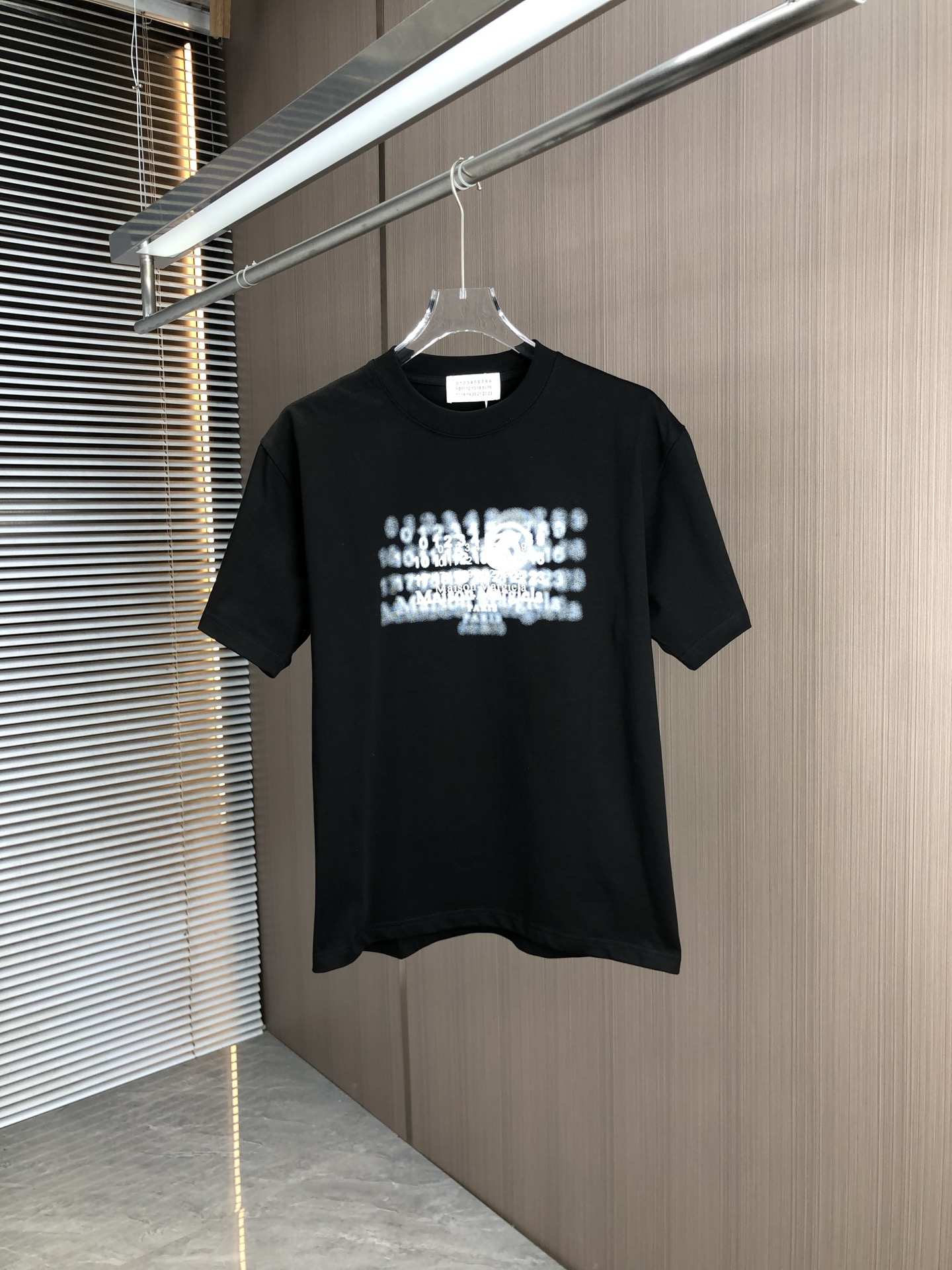 MM6 Margiela nouveau t-shirt col rond printemps-été 2025, impression en points + technique de gravure, tissu en coton p…