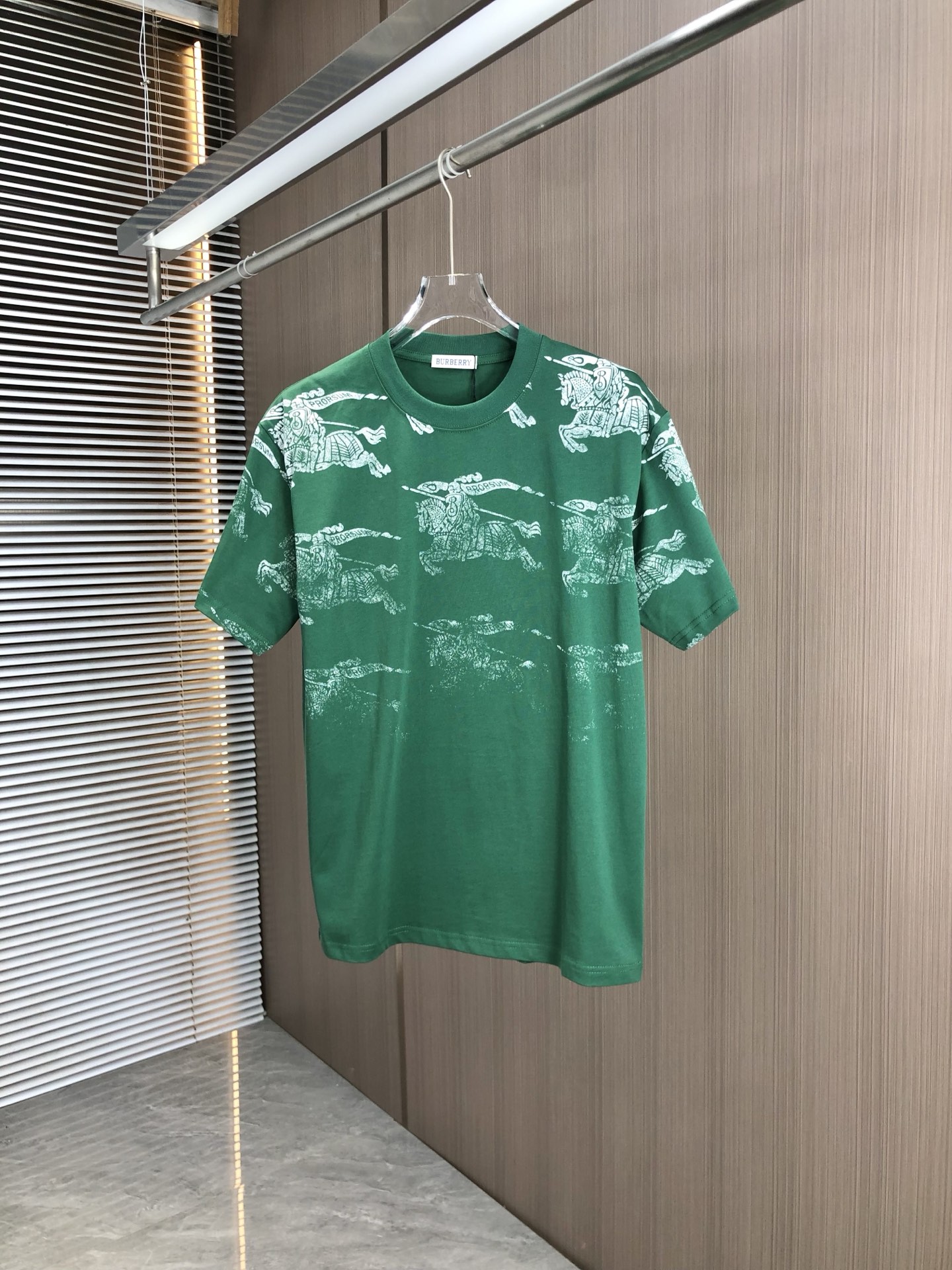 BUR Burberry 2025 nuevo estilo de primavera y verano, manga corta con cuello redondo, estampado de puntos en toda la su…