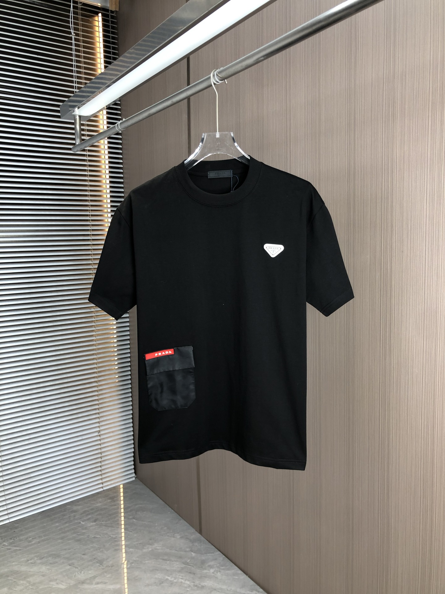 PRAD Prada 2025 nuevo estilo de primavera y verano Cuello redondo Mangas cortas Accesorios con logo triangular en el pe…