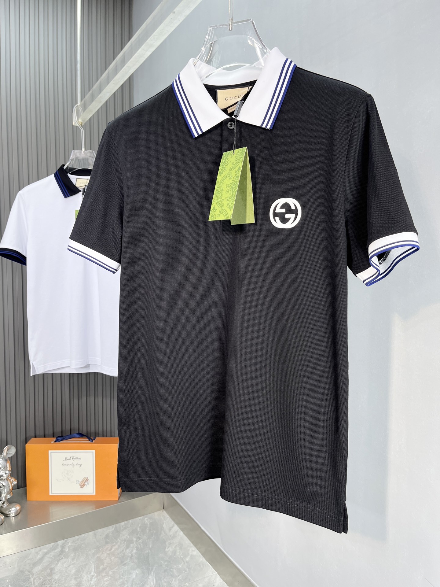 NO:416904,Gucci's new spring and summer new style first-time counter latest short-sleeved lapel T-shirt, high-end customization, avant-garde and fashionable design!  Brand logo heavy craft design, high-end customized mercerated cloud cotton fabric, soft feel, comfortable to wear, exquisite counter-level car line, fine workmanship, invincible and handsome upper body effect!  A must-have item for handsome men!  Color black white Number M-3XL DDD4, gucci, T-shirt,tees, t-shirt,alexander wang19860909古驰 2025春夏新款首发专柜最新款短袖翻领T恤 高端订制 设计前卫时尚！品牌logo重工艺设计 高端定制丝光云朵棉面料.手感柔软.穿着舒适.专柜级别精致车线.做工精细.上身效果无敌帅气！型男必备单品！ 颜色黑色 白色 码数M-3XL DDD4,,gucci,T-shirt,tees，t-shirt,alexander wang,Men's clothing