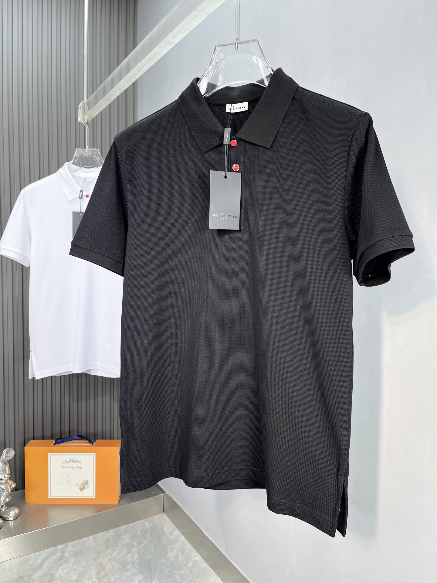 NO:416892,KITON's new spring and summer new style first-time counter latest short-sleeved lapel T-shirt, high-end customization, avant-garde and fashionable design!  Brand logo heavy craft design, high-end customized mercerated cloud cotton fabric, soft feel, comfortable to wear, exquisite counter-level car line, fine workmanship, invincible and handsome upper body effect!  A must-have item for handsome men!  Color black white Number M-3XL DDD4, T-shirt,tees, t-shirt,alexander wang19860909KITON 2025春夏新款首发专柜最新款短袖翻领T恤 高端订制 设计前卫时尚！品牌logo重工艺设计 高端定制丝光云朵棉面料.手感柔软.穿着舒适.专柜级别精致车线.做工精细.上身效果无敌帅气！型男必备单品！ 颜色黑色 白色 码数M-3XL DDD4,,T-shirt,tees，t-shirt,alexander wang,Men's clothing