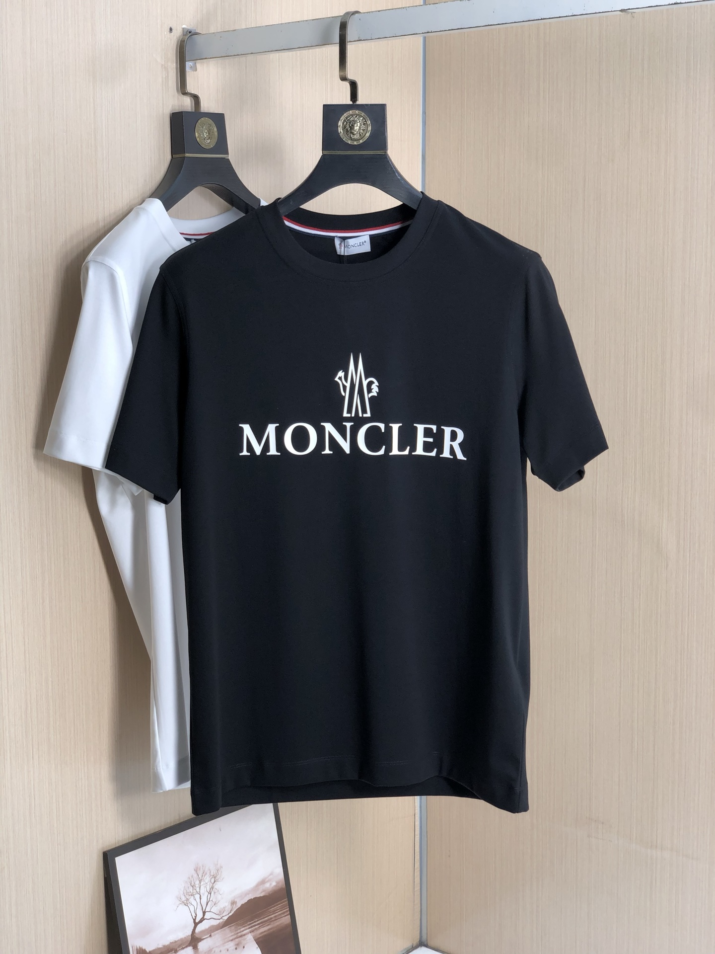 NO:416839,Men's fashion round neck short-sleeved T-shirt, trading company foreign products, high-end limited edition, new spring and summer products in 25 years, and popular single products at celebrity level!  Customers supply top-quality fabrics imported from Egypt, select high-quality cotton raw materials in the Nile area. After a century-old workshop, it is made by weaving and dyeing, and transforming the fabric into a very comfortable and textured characteristic. In addition, it has a lot of cotton feel and excellent breathability!  The upper body effect is excellent, very eye-catching, and the return rate is undoubtedly. The excellent item in the closet that improves vision is very handsome whether it is worn inside or alone!  Size M-XXXL Color Black/White, Moncler, T-shirt,tees, t-shirt,alexander wang19860909蒙口 男士时装款圆领短袖T恤,贸易公司洋行货,高级限定款,25年春夏新品,明星级人气单品！客供埃及进口顶级面料,甄选尼罗河区域光照极好的上等棉花原料,经过百年工坊重磅定织定染而成,将面料蜕变成非常舒适且质感十足的特质,此外棉感十足,透气性优越！上身效果非常出色,非常招眼吸睛,回头率毋庸置疑,衣橱里改良视觉的绝佳单品,无论内搭还是单穿都爆帅十足！ 尺码M-XXXL 颜色黑色/白色,,Moncler,T-shirt,tees，t-shirt,alexander wang,Men's clothing