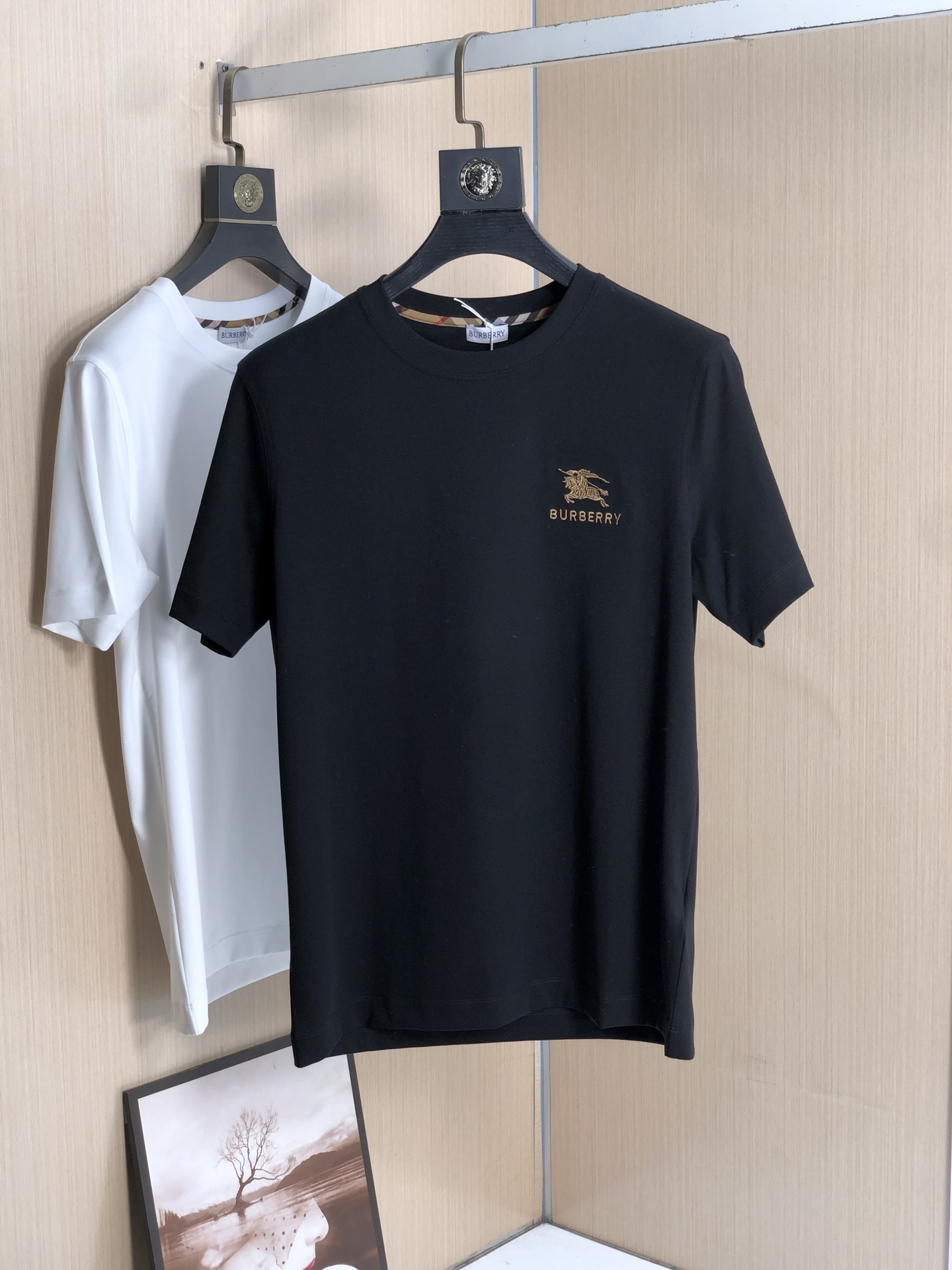 NO:416847,Burberry men's fashion round neck short-sleeved T-shirt, trading company foreign products, high-end limited edition, new spring and summer products in 25 years, and popular singles of celebrity!  Customers supply top-quality fabrics imported from Egypt, select high-quality cotton raw materials in the Nile area. After a century-old workshop, it is made by weaving and dyeing, and transforming the fabric into a very comfortable and textured characteristic. In addition, it has a lot of cotton feel and excellent breathability!  The upper body effect is excellent, very eye-catching, and the return rate is undoubtedly. The excellent item in the closet that improves vision is very handsome whether it is worn inside or alone!  Size M-XXXL Color black/white, Burberry, T-shirt,tees, t-shirt,alexander wang19860909巴宝莉 男士时装款圆领短袖T恤,贸易公司洋行货,高级限定款,25年春夏新品,明星级人气单品！客供埃及进口顶级面料,甄选尼罗河区域光照极好的上等棉花原料,经过百年工坊重磅定织定染而成,将面料蜕变成非常舒适且质感十足的特质,此外棉感十足,透气性优越！上身效果非常出色,非常招眼吸睛,回头率毋庸置疑,衣橱里改良视觉的绝佳单品,无论内搭还是单穿都爆帅十足！ 尺码M-XXXL 颜色黑色/白色,,burberry,T-shirt,tees，t-shirt,alexander wang,Men's clothing