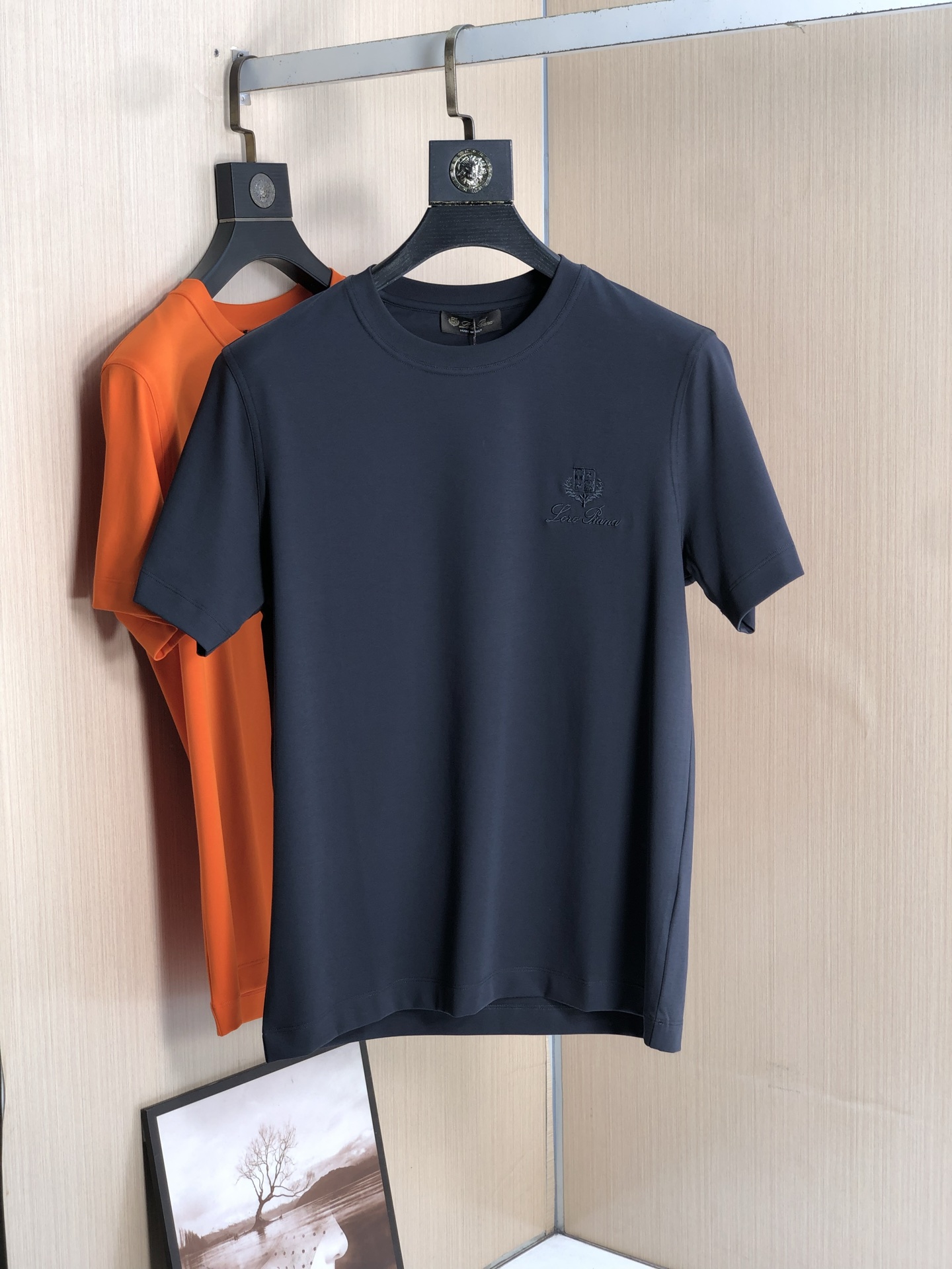 NO:416855,LP men's fashion round neck short-sleeved T-shirt, trading company's foreign products, high-end limited edition, new spring and summer products in 25 years, and popular single products at celebrity level!  Customers supply top-quality fabrics imported from Egypt, select high-quality cotton raw materials in the Nile area. After a century-old workshop, it is made by weaving and dyeing, and transforming the fabric into a very comfortable and textured characteristic. In addition, it has a lot of cotton feel and excellent breathability!  The upper body effect is excellent, very eye-catching, and the return rate is undoubtedly. The excellent item in the closet that improves vision is very handsome whether it is worn inside or alone!  Size M-XXXL Color black/white/grey/green/rose red, loro piana, T-shirt,tees, t-shirt,alexander wang19860909LP 男士时装款圆领短袖T恤,贸易公司洋行货,高级限定款,25年春夏新品,明星级人气单品！客供埃及进口顶级面料,甄选尼罗河区域光照极好的上等棉花原料,经过百年工坊重磅定织定染而成,将面料蜕变成非常舒适且质感十足的特质,此外棉感十足,透气性优越！上身效果非常出色,非常招眼吸睛,回头率毋庸置疑,衣橱里改良视觉的绝佳单品,无论内搭还是单穿都爆帅十足！ 尺码M-XXXL 颜色黑色/白色/灰色/绿色/玫红色,,loro piana,T-shirt,tees，t-shirt,alexander wang,Men's clothing