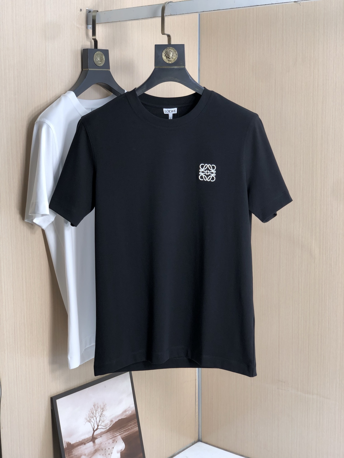 NO:416795,Luo Yiwei Men's fashion round neck short-sleeved T-shirt, trading company's foreign products, high-end limited edition, new spring and summer products in 25 years, and popular singles in celebrity!  Customers supply top-quality fabrics imported from Egypt, select high-quality cotton raw materials in the Nile area. After a century-old workshop, it is made by weaving and dyeing, and transforming the fabric into a very comfortable and textured characteristic. In addition, it has a lot of cotton feel and excellent breathability!  The upper body effect is excellent, very eye-catching, and the return rate is undoubtedly. The excellent item in the closet that improves vision is very handsome whether it is worn inside or alone!  Size M-XXXL Color black/white, loewe, T-shirt,tees, t-shirt,alexander wang19860909罗意威 男士时装款圆领短袖T恤,贸易公司洋行货,高级限定款,25年春夏新品,明星级人气单品！客供埃及进口顶级面料,甄选尼罗河区域光照极好的上等棉花原料,经过百年工坊重磅定织定染而成,将面料蜕变成非常舒适且质感十足的特质,此外棉感十足,透气性优越！上身效果非常出色,非常招眼吸睛,回头率毋庸置疑,衣橱里改良视觉的绝佳单品,无论内搭还是单穿都爆帅十足！ 尺码M-XXXL 颜色黑色/白色,,loewe,T-shirt,tees，t-shirt,alexander wang,Men's clothing