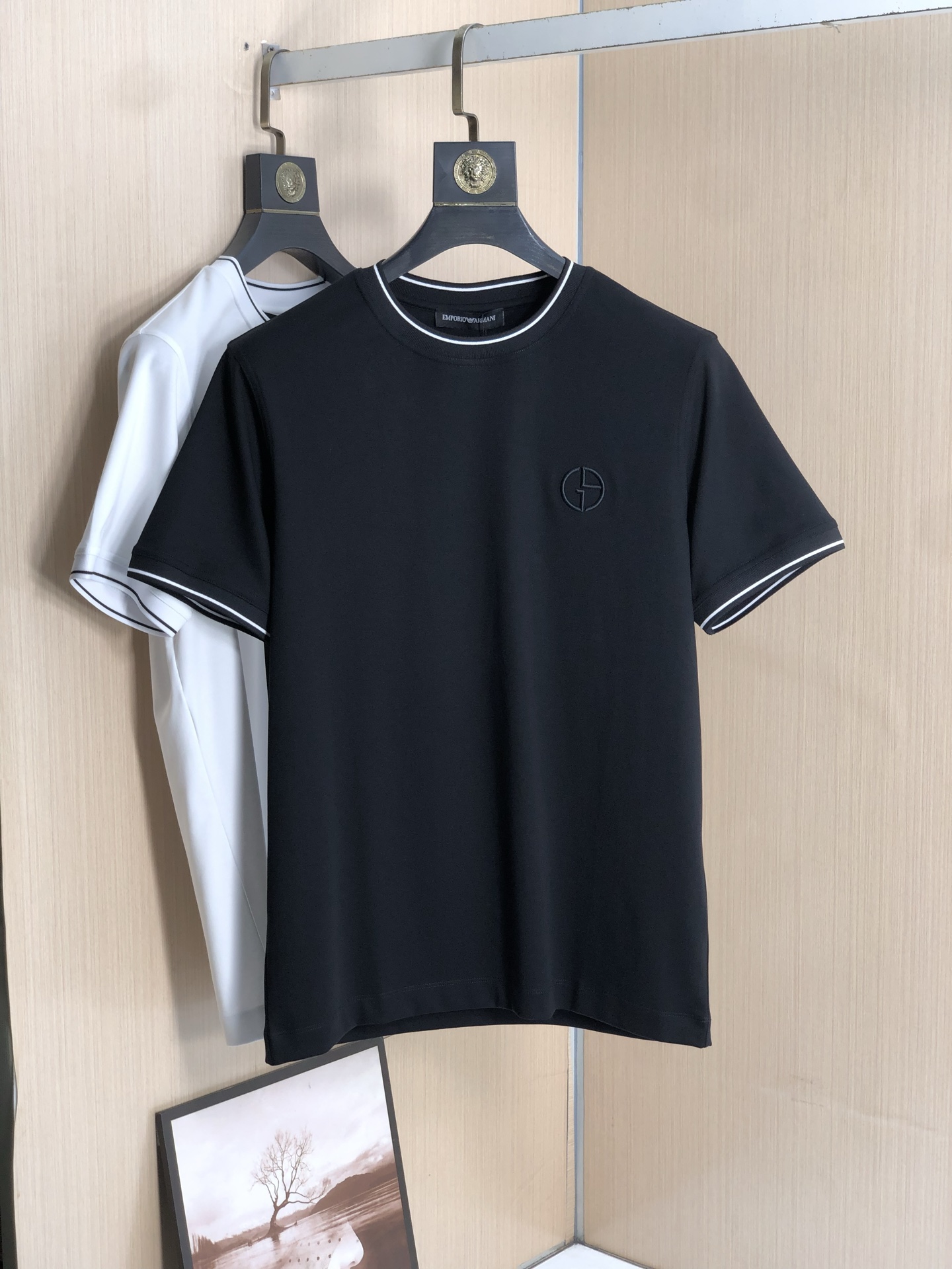 NO:416802,Armani men's fashion round neck short-sleeved T-shirt, trading company foreign products, high-end limited edition, new spring and summer products in 25 years, and popular singles in celebrity!  Customers supply top-quality fabrics imported from Egypt, select high-quality cotton raw materials in the Nile area. After a century-old workshop, it is made by weaving and dyeing, and transforming the fabric into a very comfortable and textured characteristic. In addition, it has a lot of cotton feel and excellent breathability!  The upper body effect is excellent, very eye-catching, and the return rate is undoubtedly. The excellent item in the closet that improves vision is very handsome whether it is worn inside or alone!  Size M-XXXL Color black/white, Armani,T-shirt,tees,t-shirt,alexander wang19860909阿玛尼 男士时装款圆领短袖T恤,贸易公司洋行货,高级限定款,25年春夏新品,明星级人气单品！客供埃及进口顶级面料,甄选尼罗河区域光照极好的上等棉花原料,经过百年工坊重磅定织定染而成,将面料蜕变成非常舒适且质感十足的特质,此外棉感十足,透气性优越！上身效果非常出色,非常招眼吸睛,回头率毋庸置疑,衣橱里改良视觉的绝佳单品,无论内搭还是单穿都爆帅十足！ 尺码M-XXXL 颜色黑色/白色,,armani,T-shirt,tees，t-shirt,alexander wang,Men's clothing